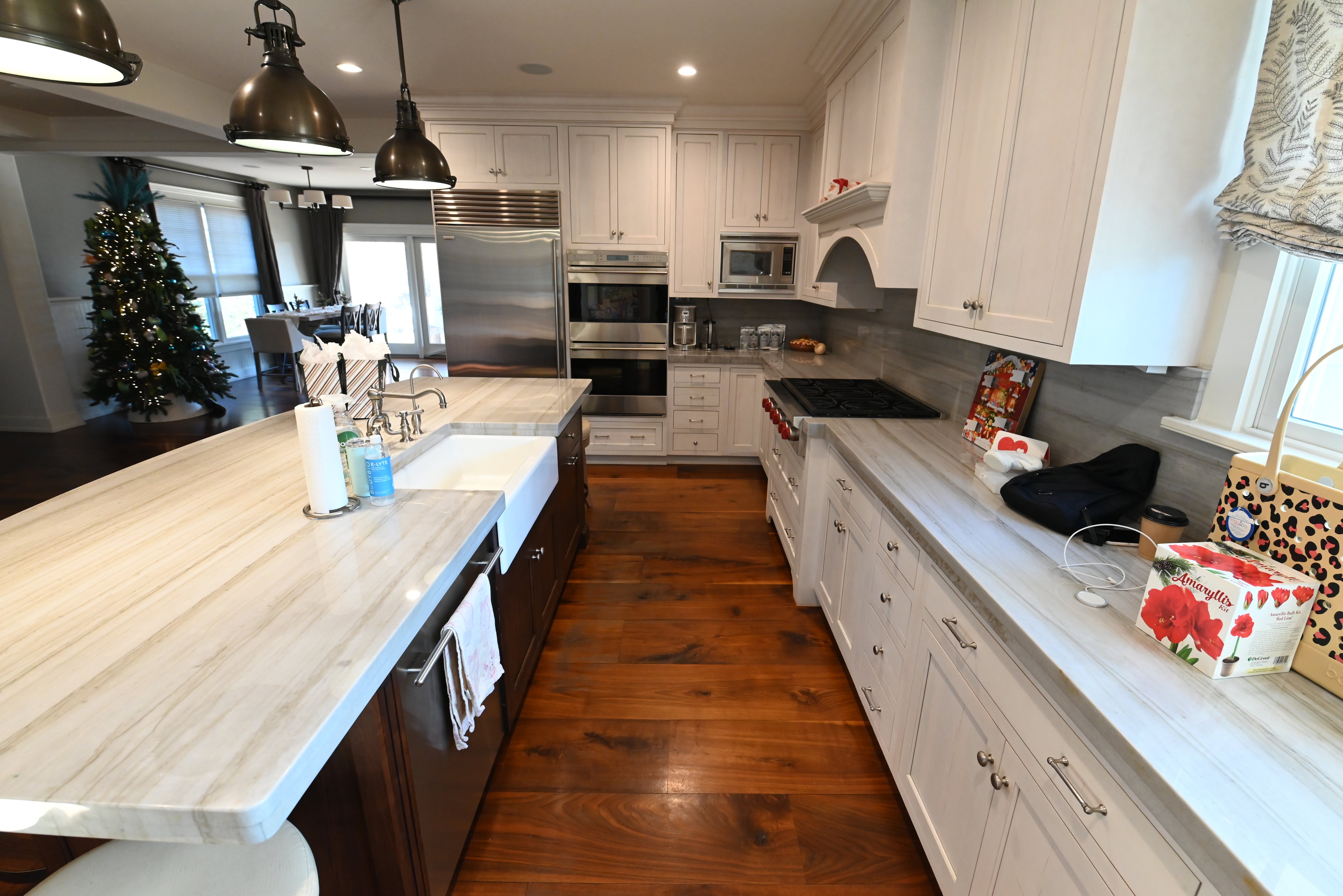 Kountry Kraft Distressed Textured White Traditional Pre-Owned Kitchen