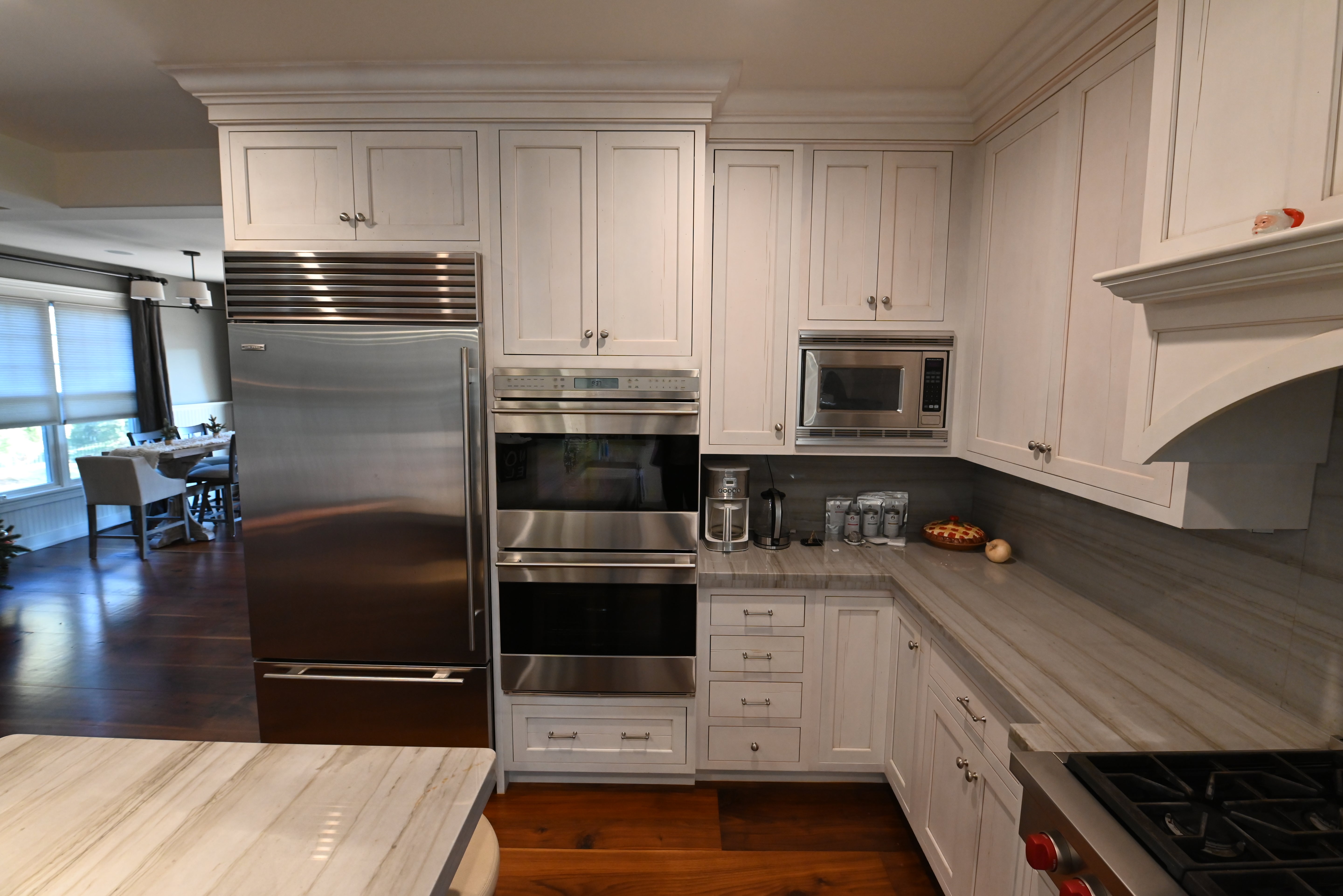 Kountry Kraft Distressed Textured White Traditional Pre-Owned Kitchen