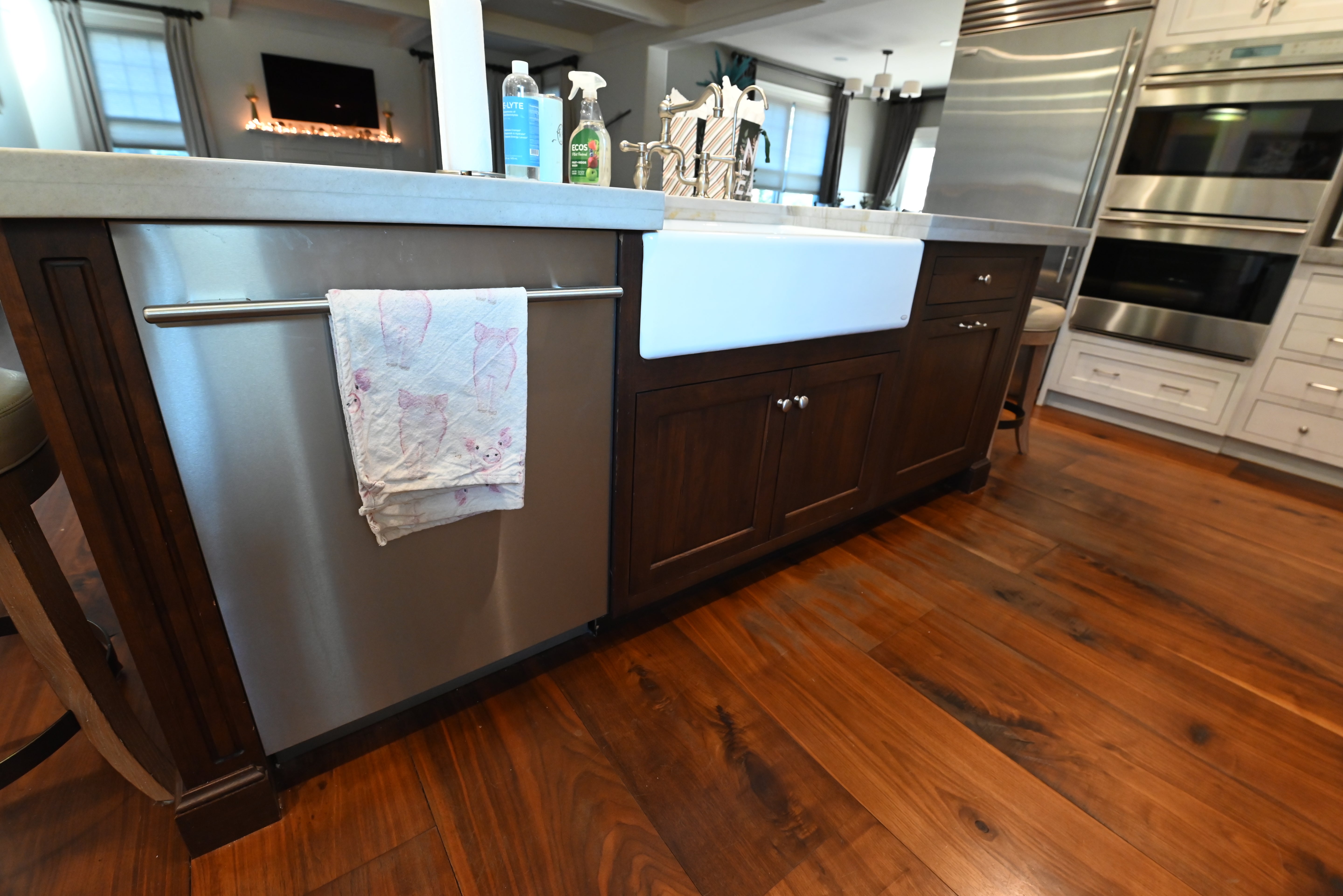 Kountry Kraft Distressed Textured White Traditional Pre-Owned Kitchen