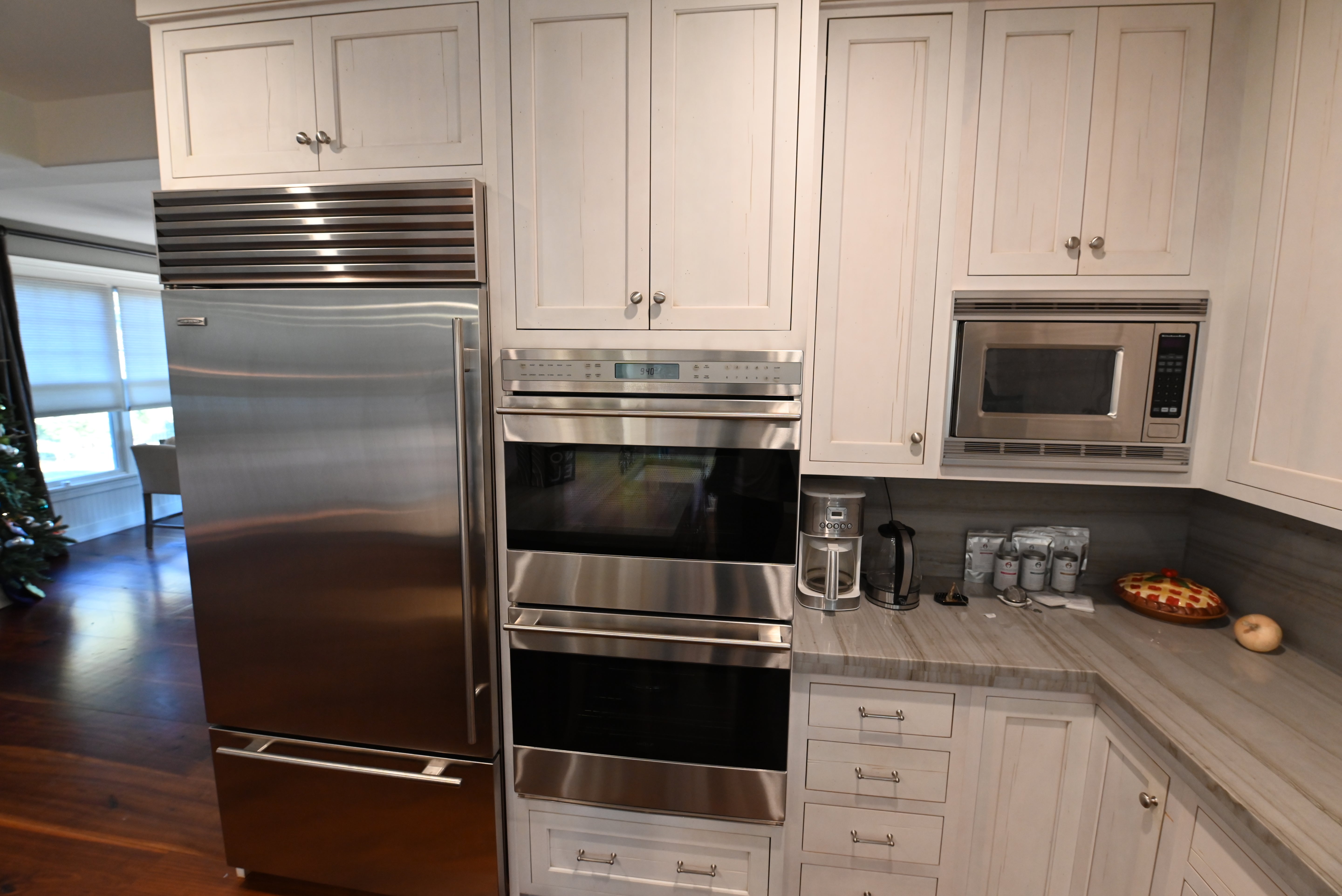 Kountry Kraft Distressed Textured White Traditional Pre-Owned Kitchen