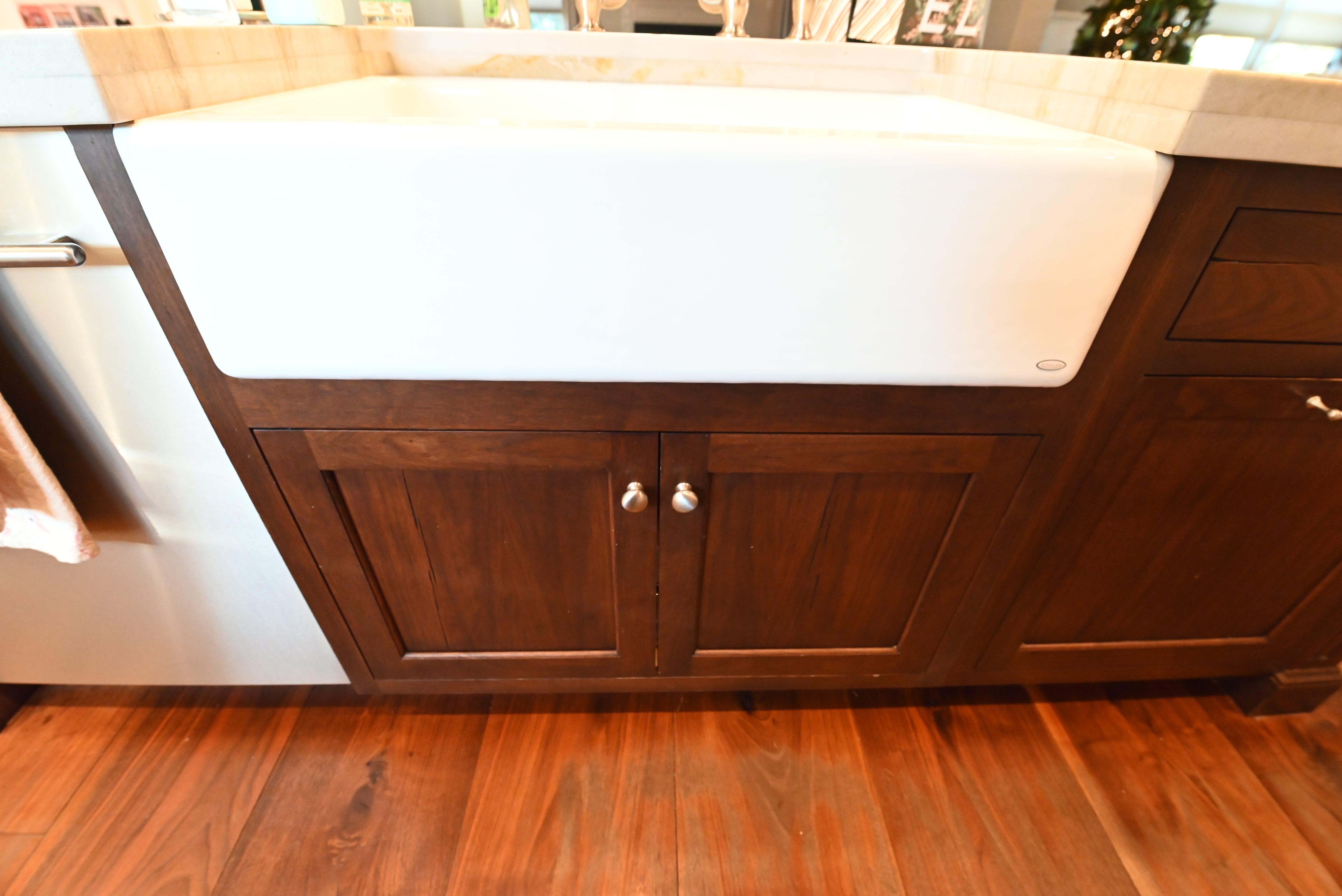 Kountry Kraft Distressed Textured White Traditional Pre-Owned Kitchen