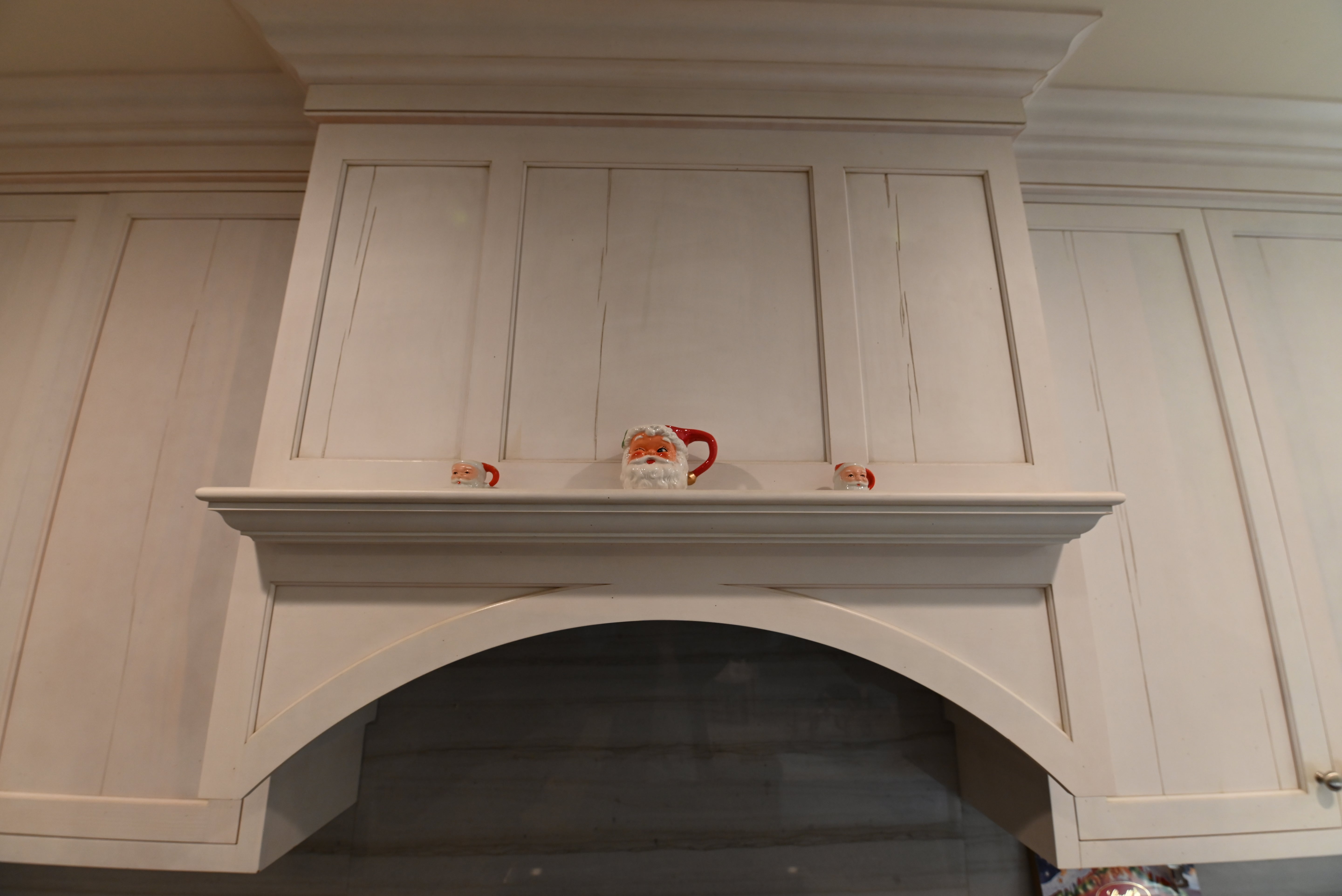 Kountry Kraft Distressed Textured White Traditional Pre-Owned Kitchen