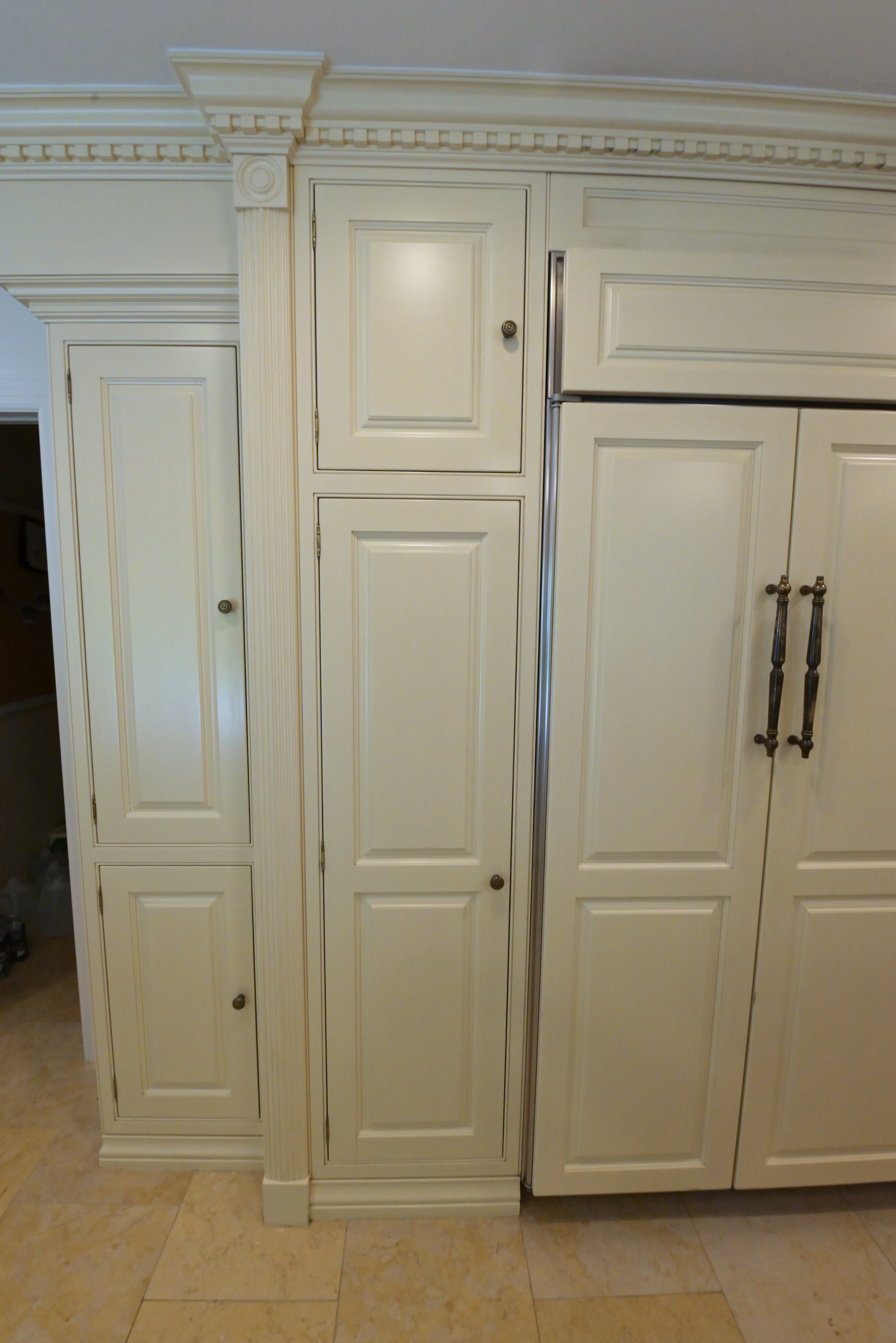 Cuisine André Julien Traditional Mannequin Cream Kitchen with Island