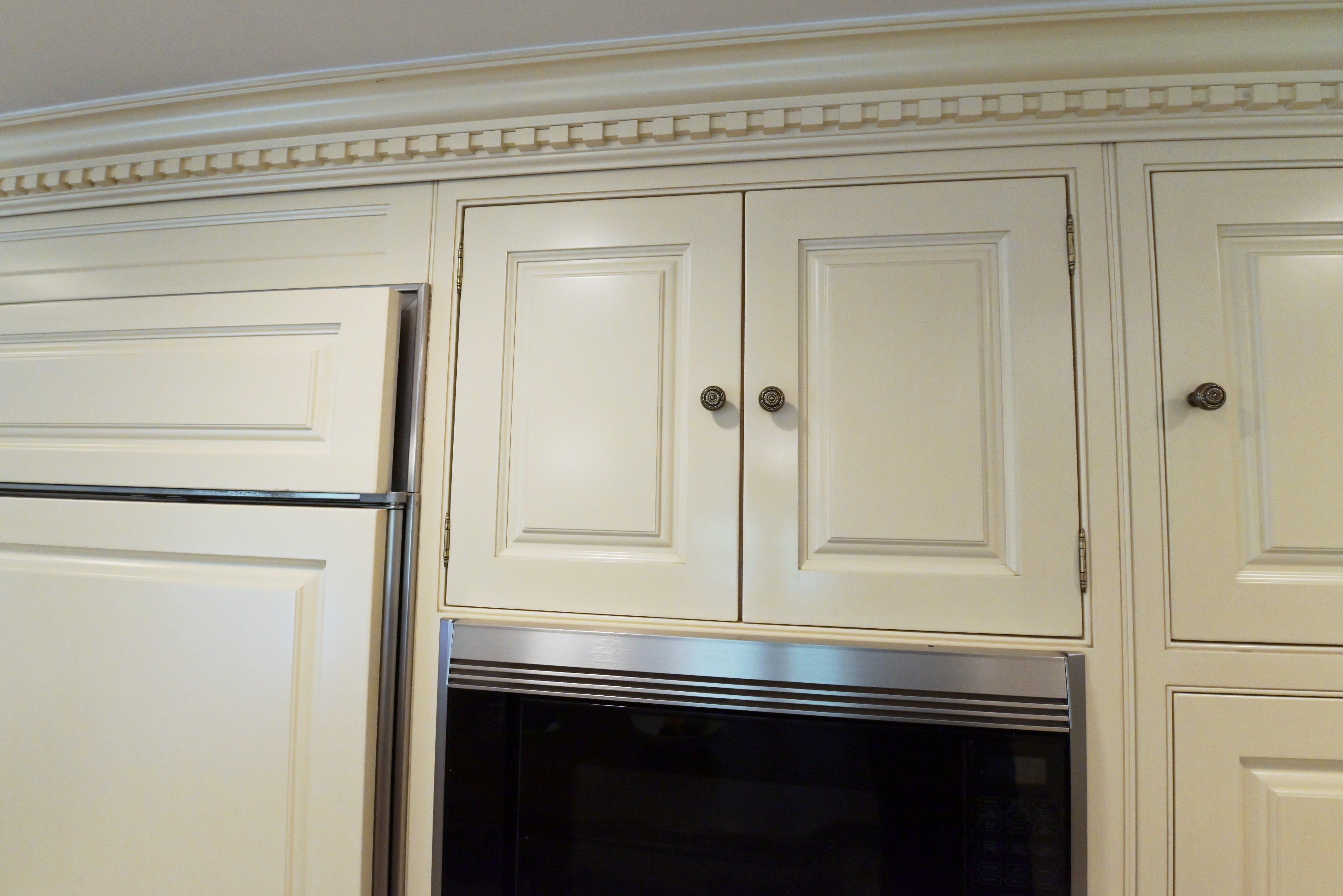 Cuisine André Julien Traditional Mannequin Cream Kitchen with Island
