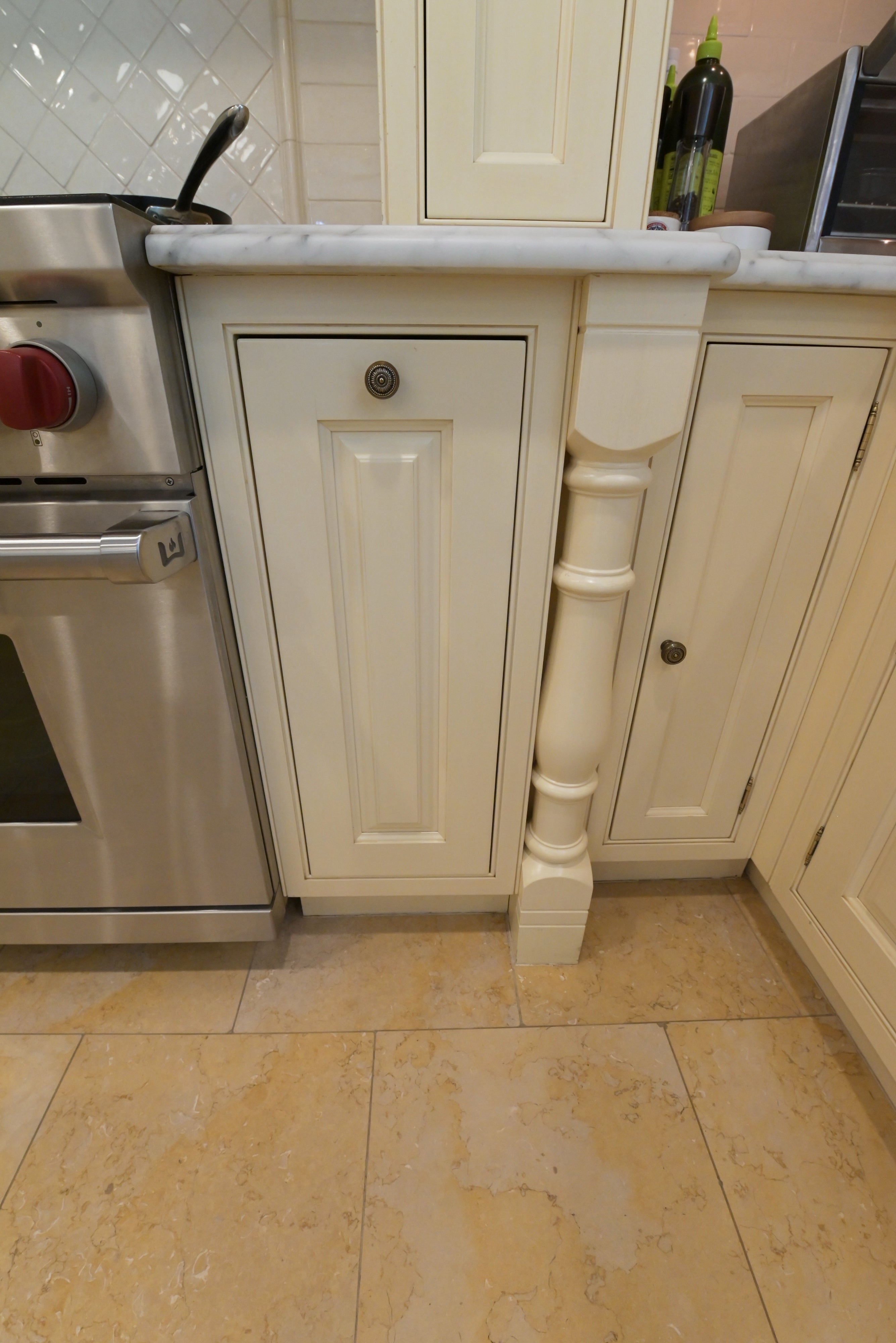 Cuisine André Julien Traditional Mannequin Cream Kitchen with Island
