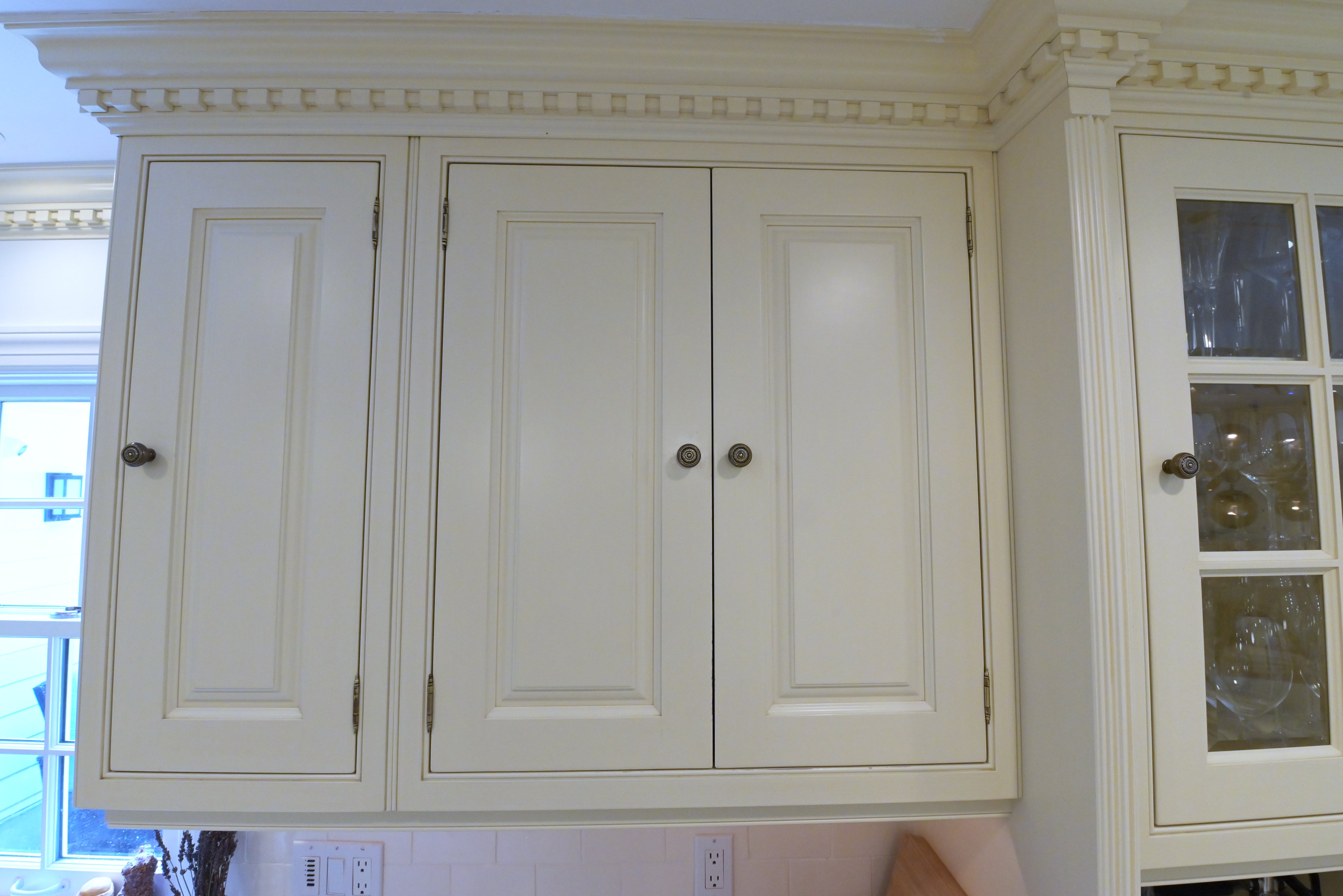 Cuisine André Julien Traditional Mannequin Cream Kitchen with Island