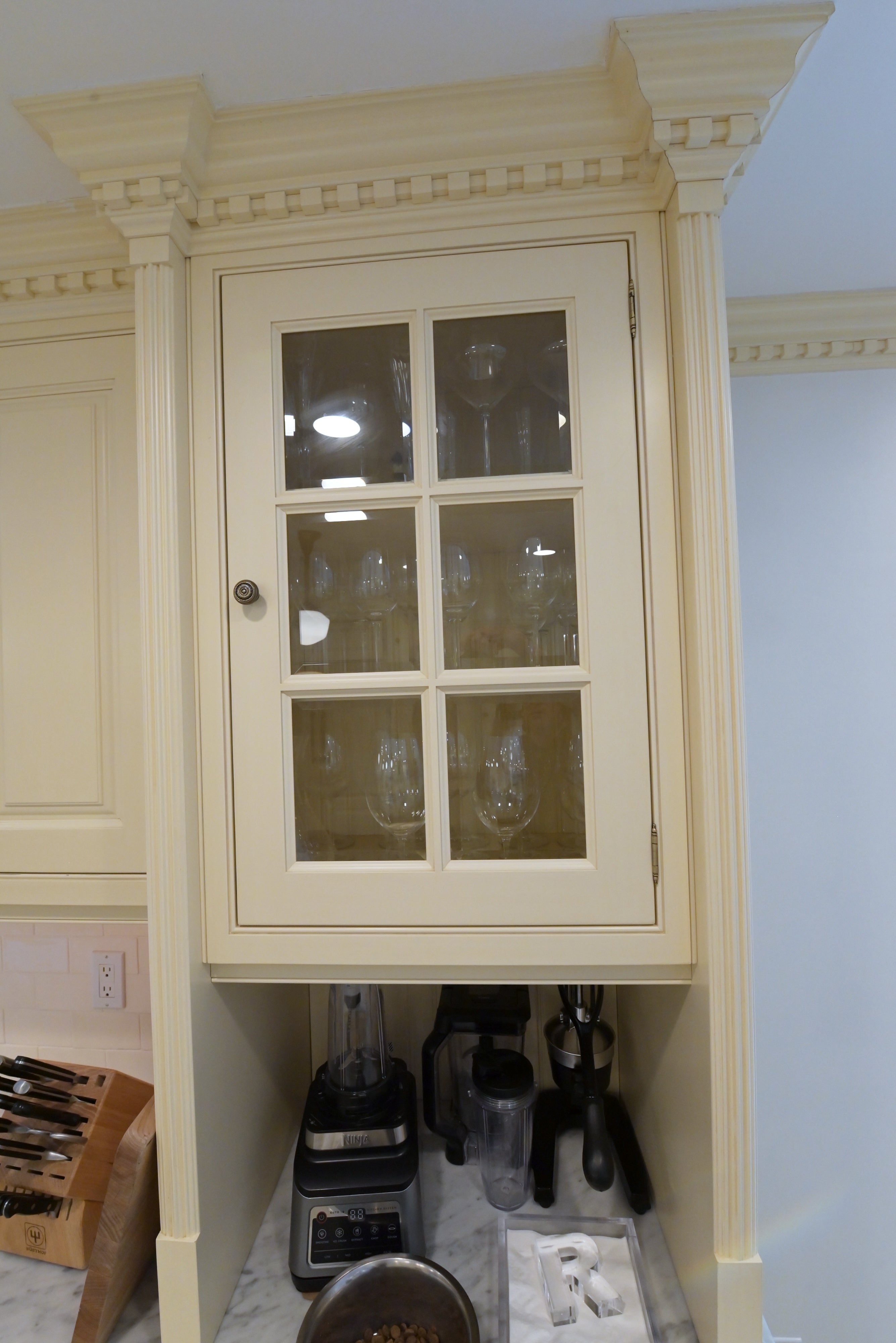Cuisine André Julien Traditional Mannequin Cream Kitchen with Island