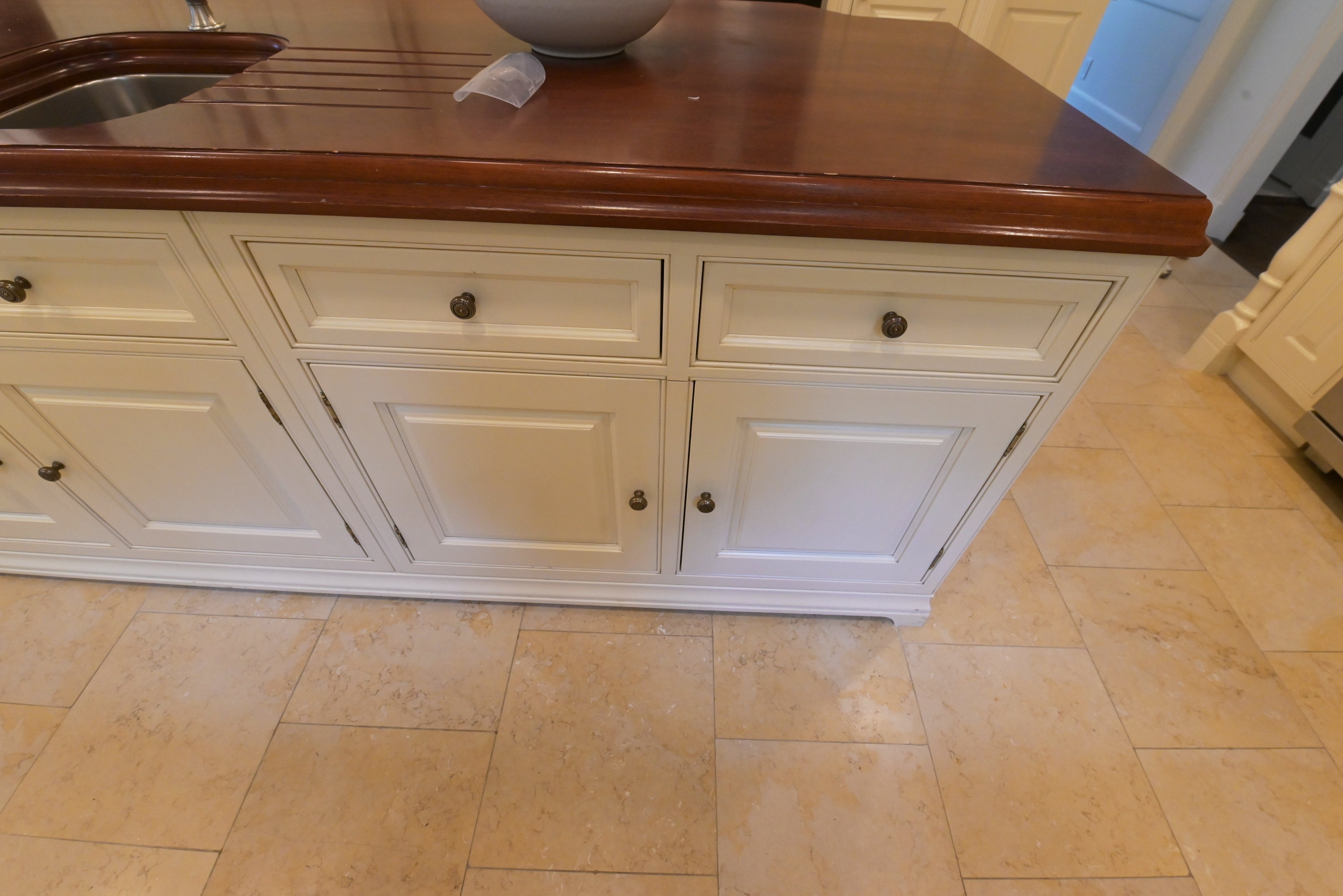 Cuisine André Julien Traditional Mannequin Cream Kitchen with Island