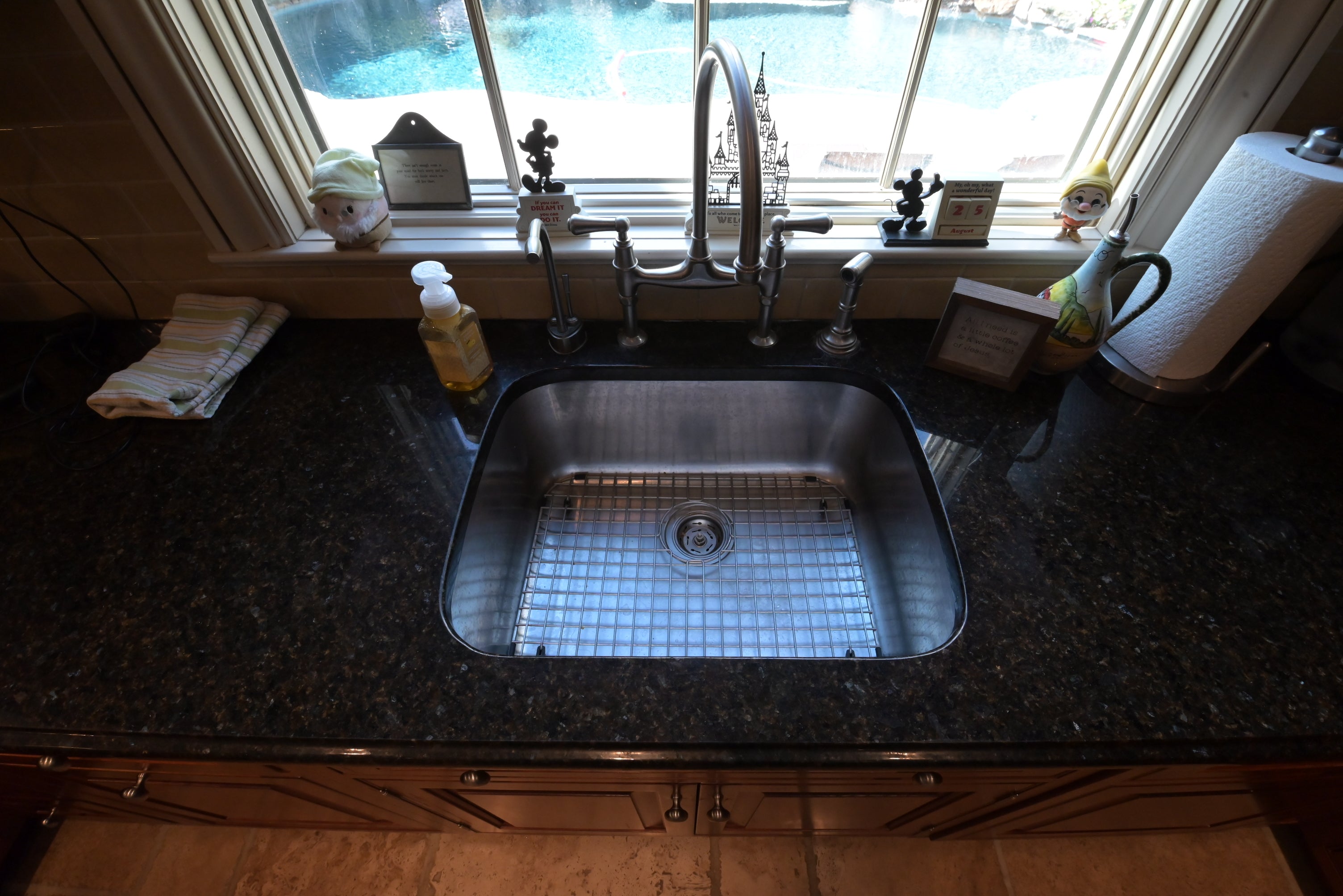 "The Biltmore" Traditional Natural Wood Finish Kitchen with Appliances
