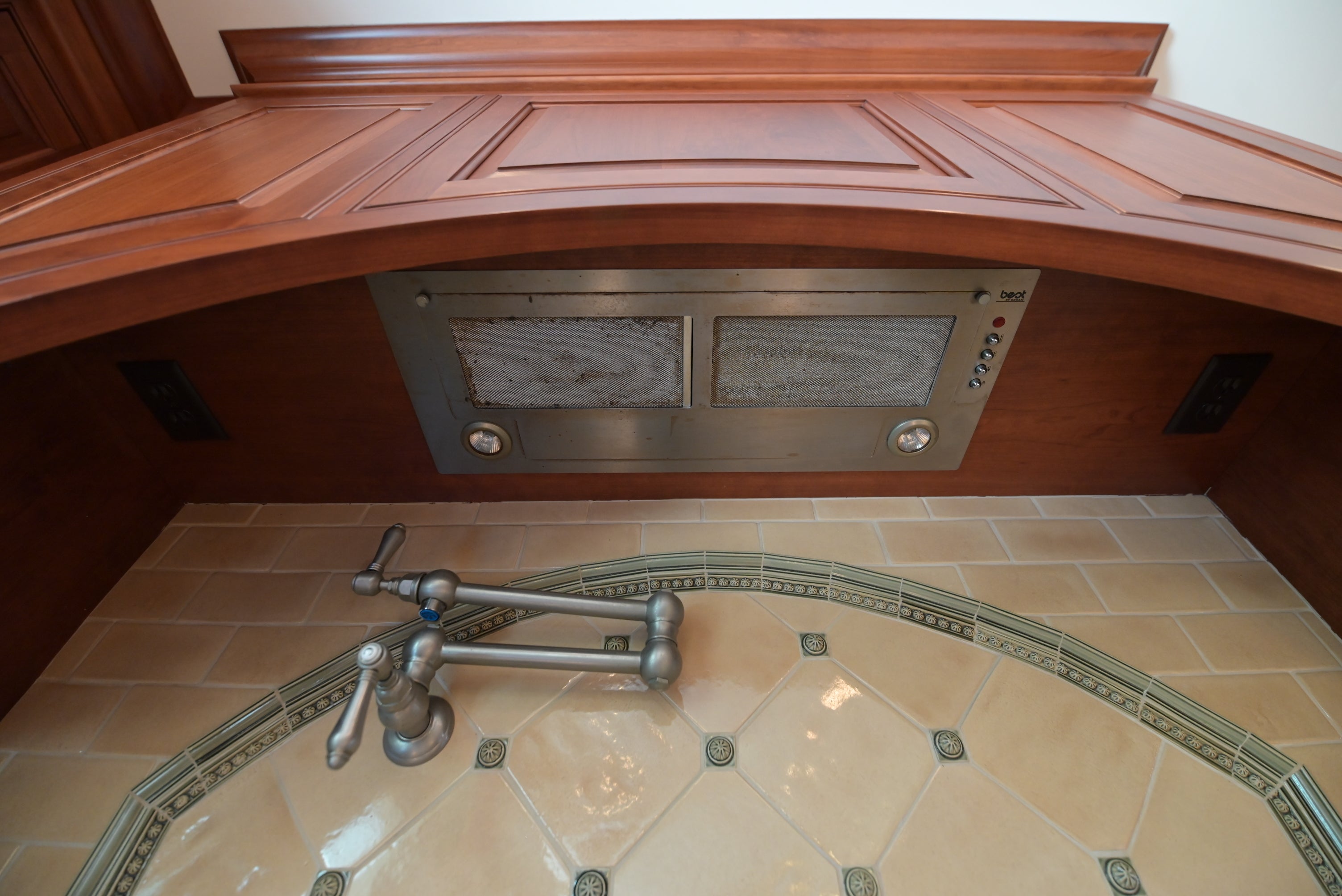 "The Biltmore" Traditional Natural Wood Finish Kitchen with Appliances