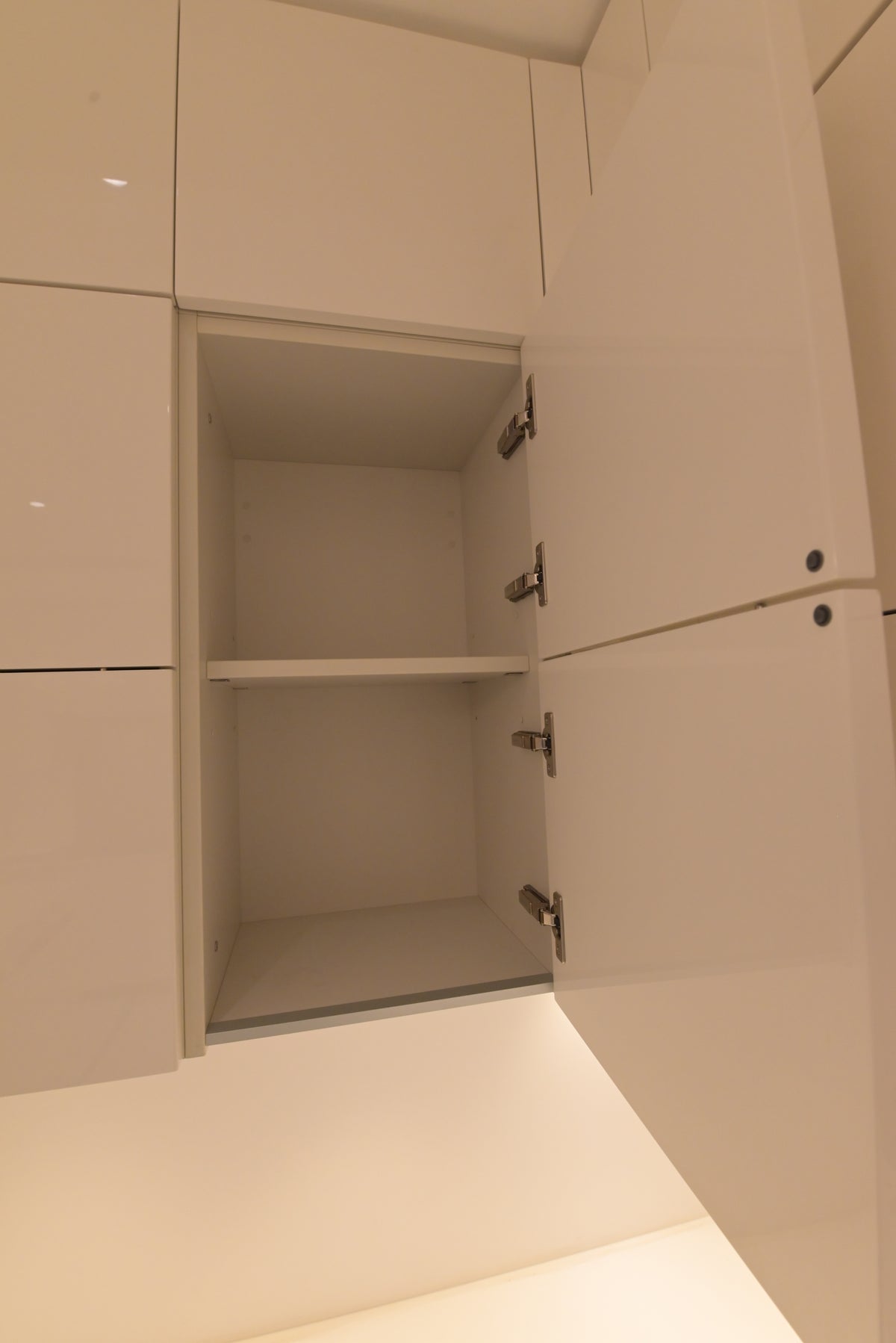 Poliform Modern Glossy White Kitchen with Island & Miele Appliances
