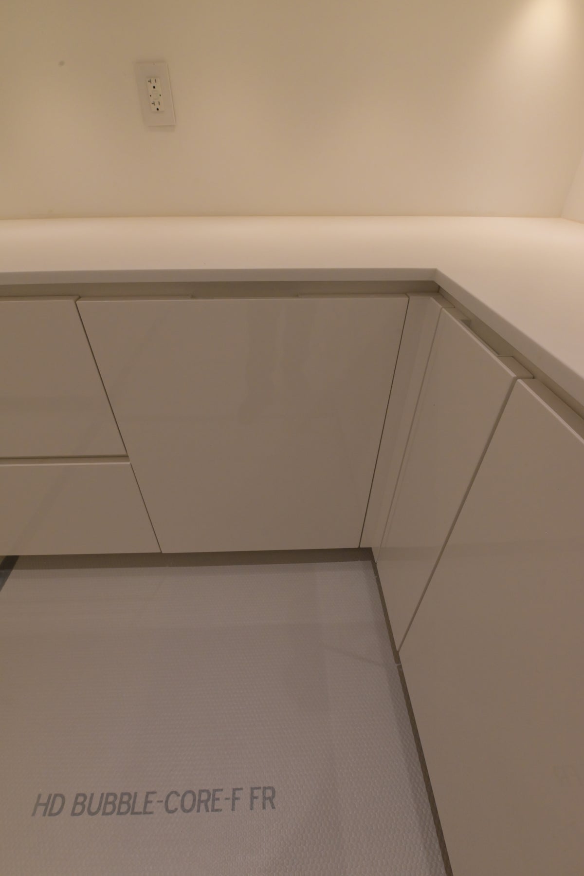 Poliform Modern Glossy White Kitchen with Island & Miele Appliances