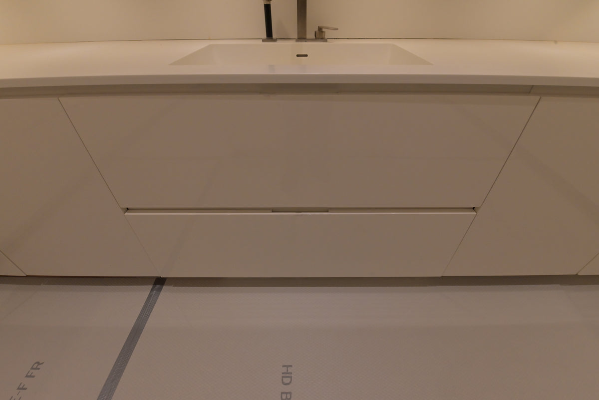 Poliform Modern Glossy White Kitchen with Island & Miele Appliances