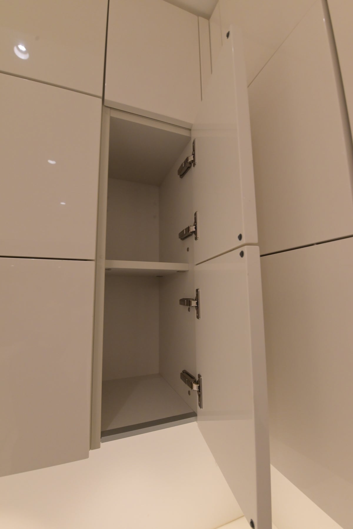 Poliform Modern Glossy White Kitchen with Island & Miele Appliances