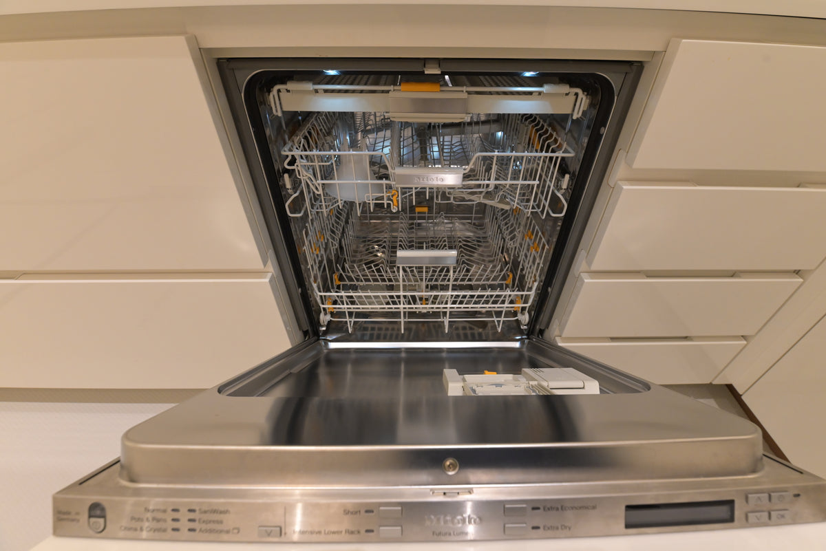 Poliform Modern Glossy White Kitchen with Island & Miele Appliances