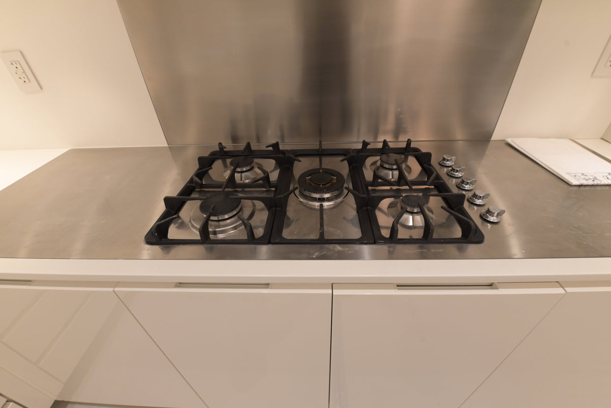 Poliform Modern Glossy White Kitchen with Island & Miele Appliances