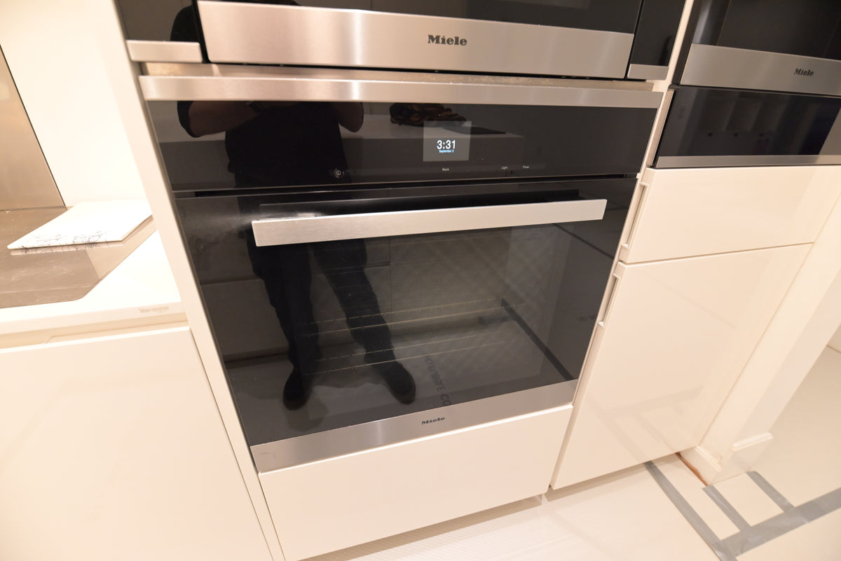Poliform Modern Glossy White Kitchen with Island & Miele Appliances