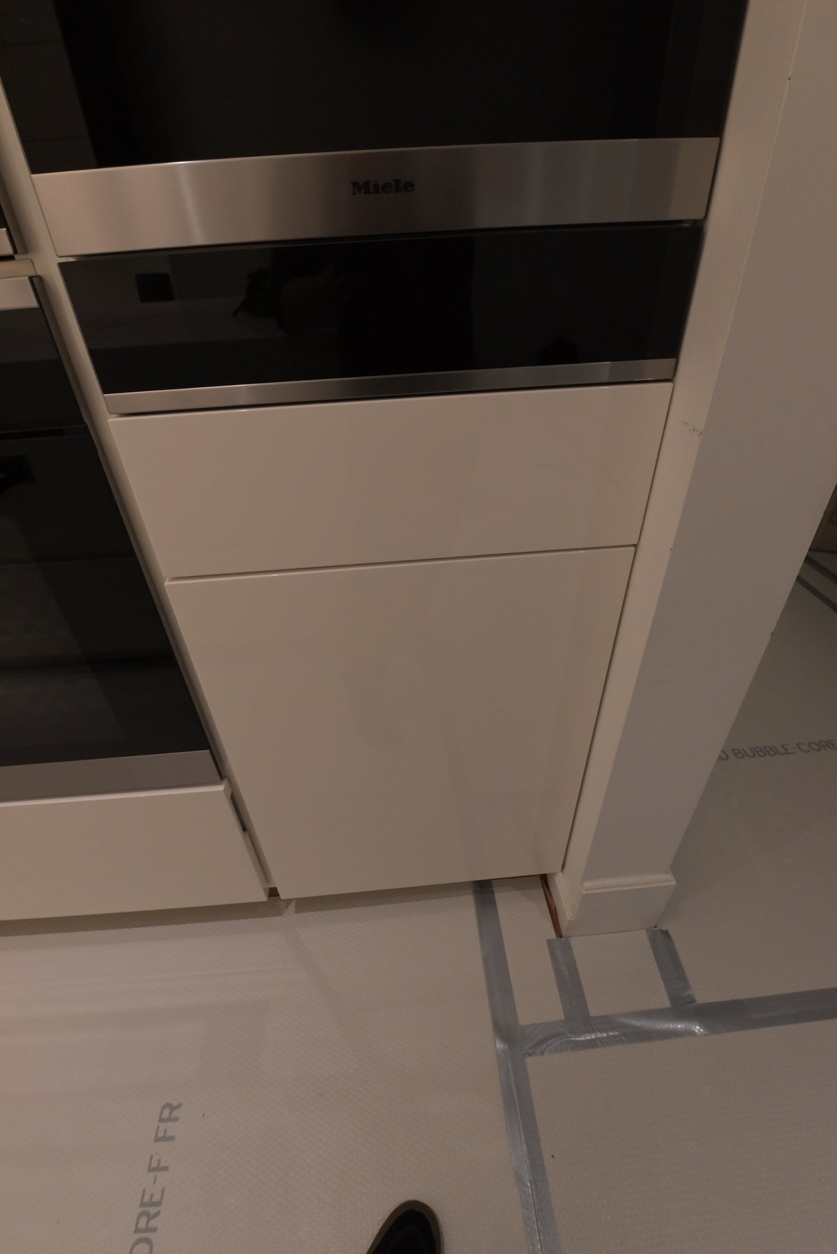 Poliform Modern Glossy White Kitchen with Island & Miele Appliances