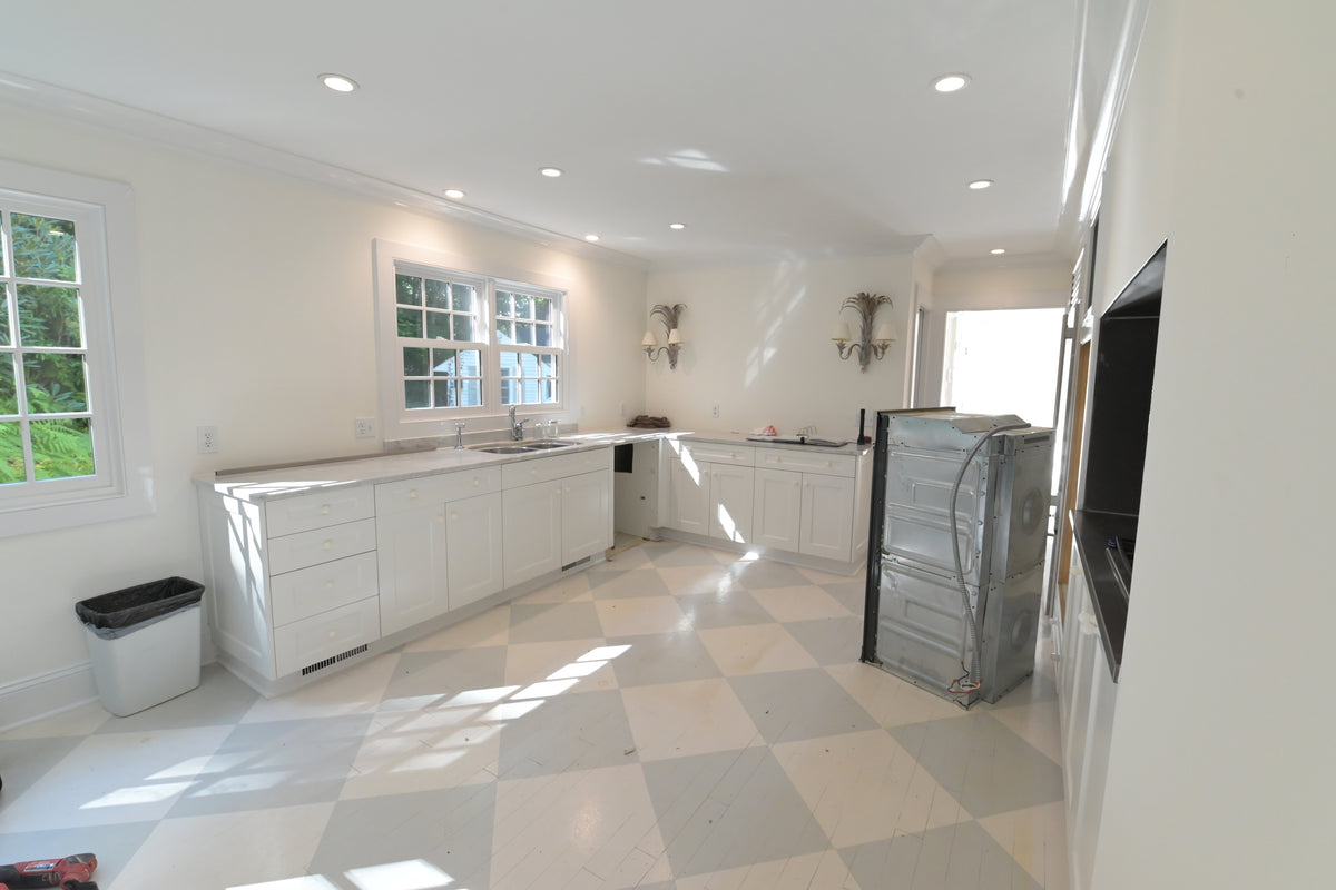 Ultracraft Peak White Transitional Kitchen Base Cabinets