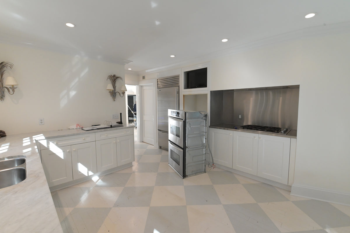 Ultracraft Peak White Transitional Kitchen Base Cabinets