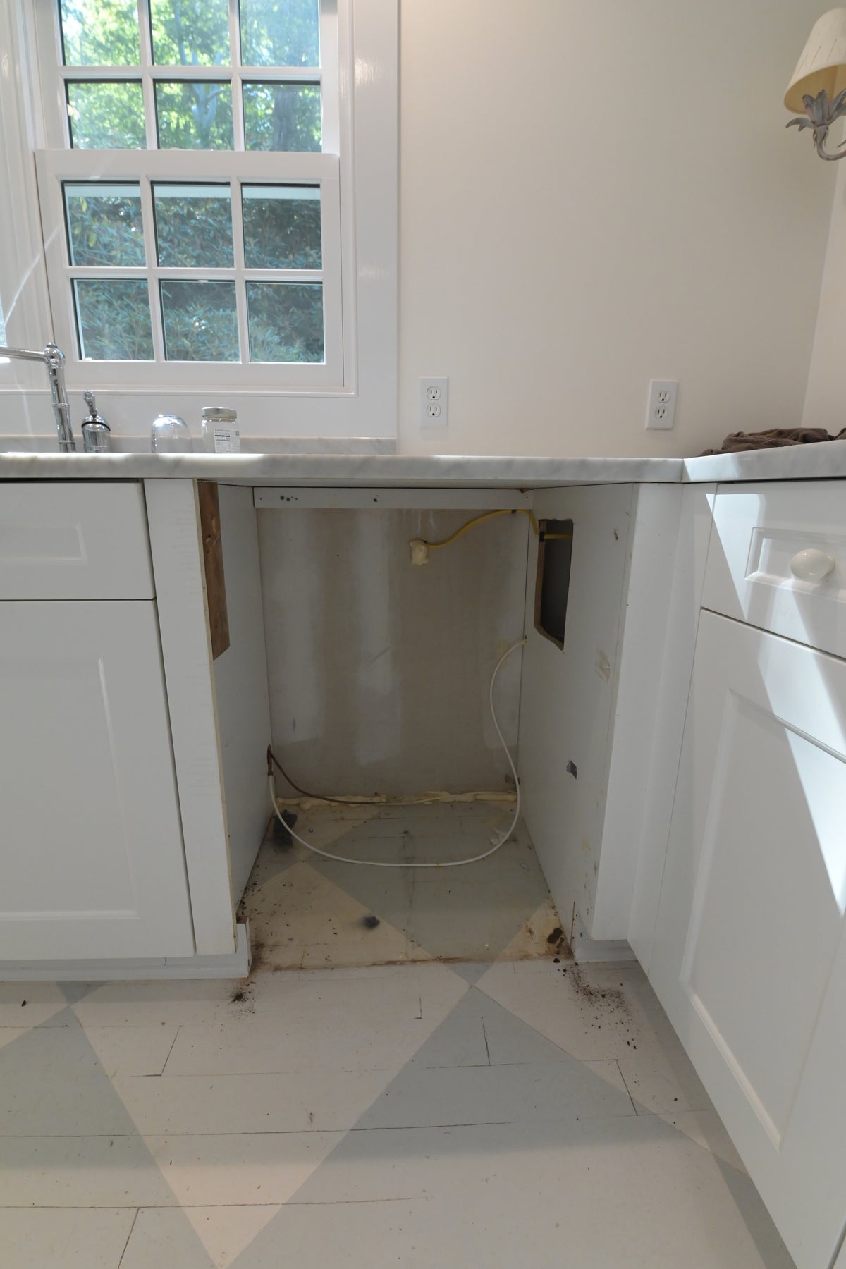 Ultracraft Peak White Transitional Kitchen Base Cabinets