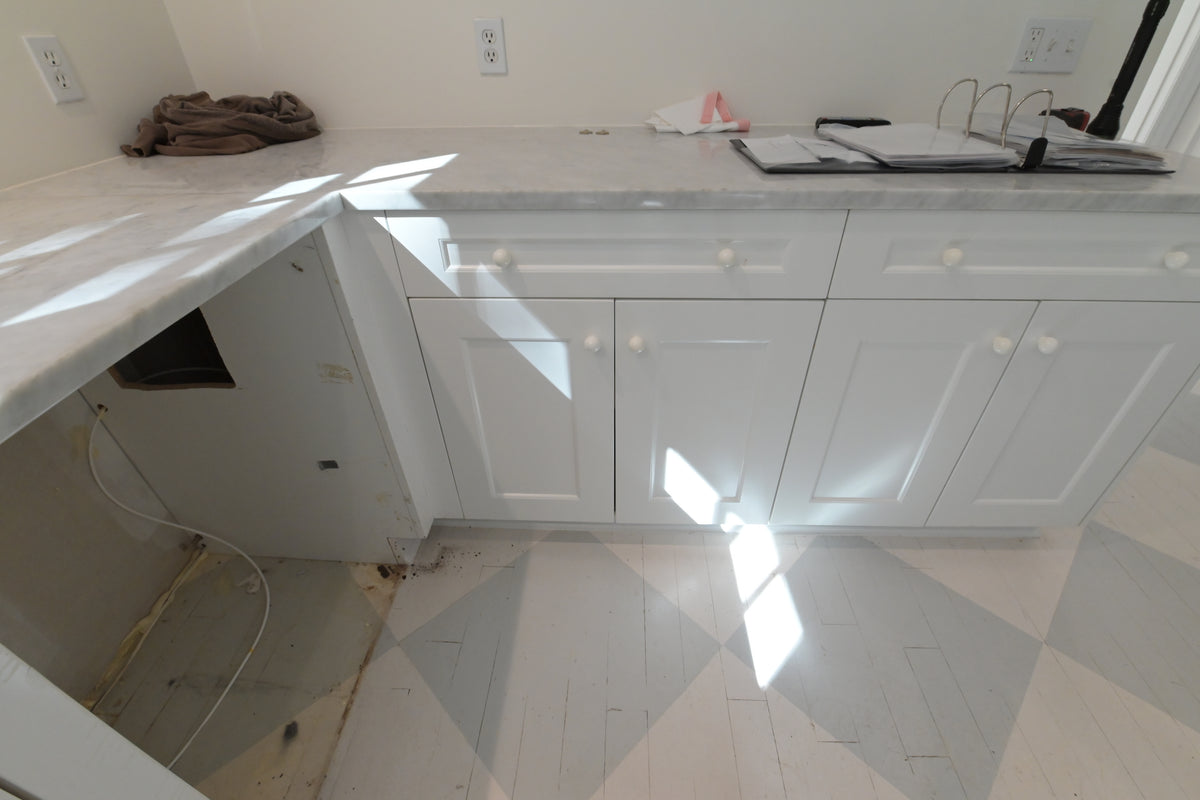 Ultracraft Peak White Transitional Kitchen Base Cabinets