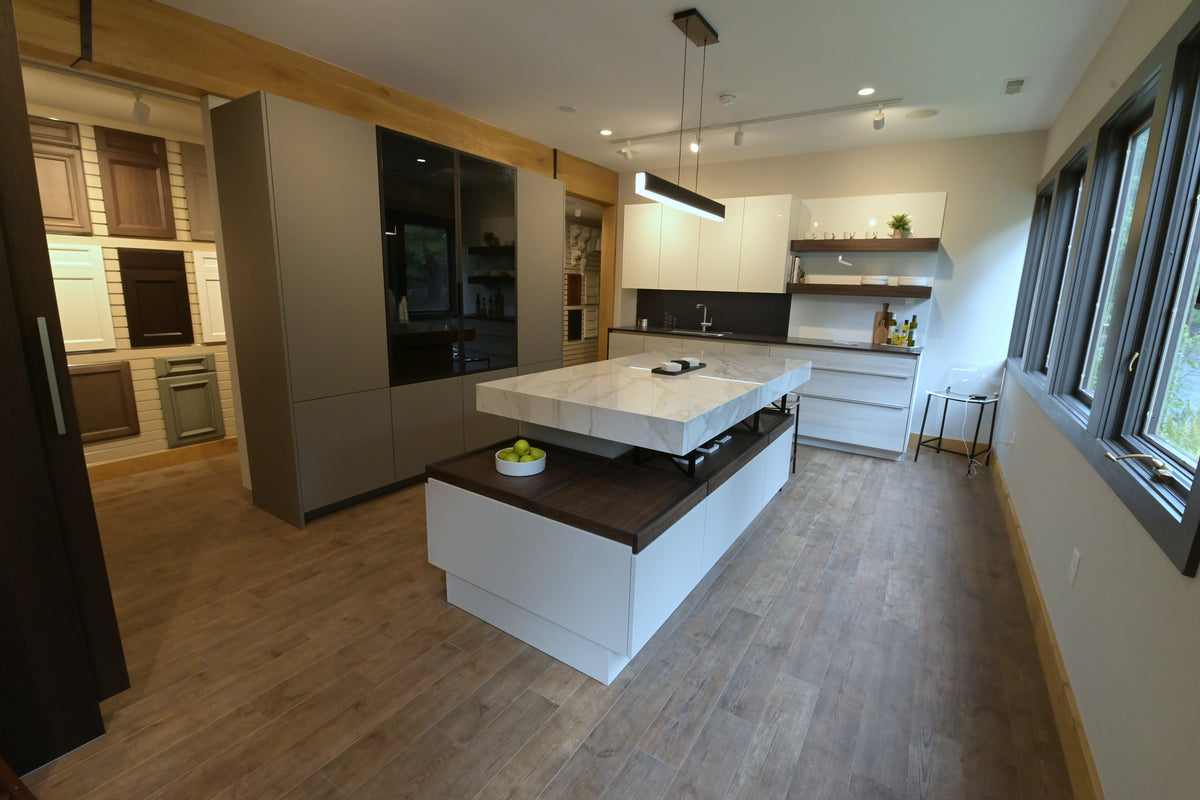 Poggenpohl Modern Kitchen with +MODO Island, +SEGMENTO Cabinetry & +STAGE Bar