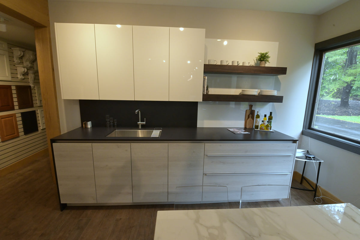 Poggenpohl Modern Kitchen with +MODO Island, +SEGMENTO Cabinetry & +STAGE Bar