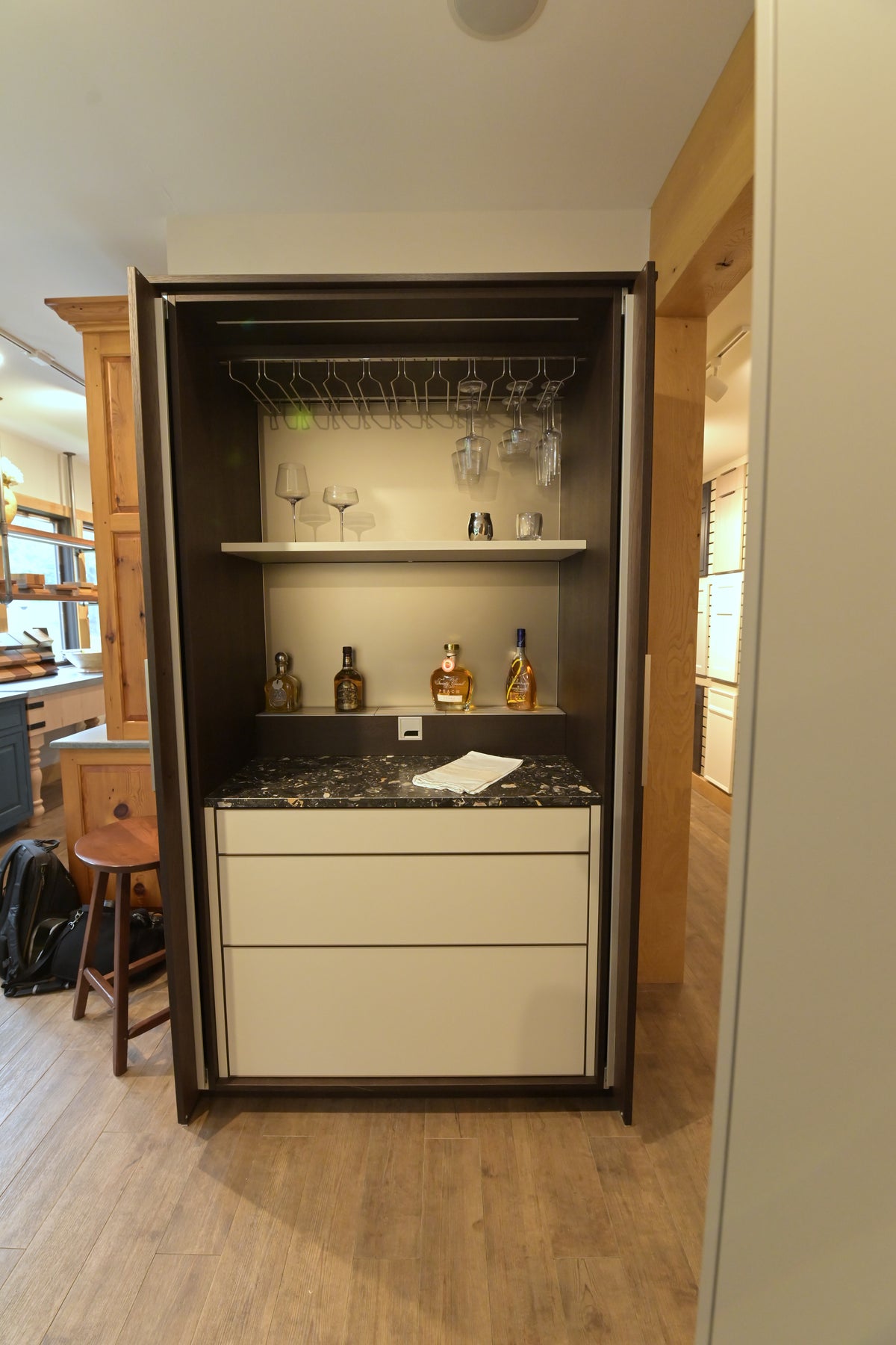 Poggenpohl Modern Kitchen with +MODO Island, +SEGMENTO Cabinetry & +STAGE Bar