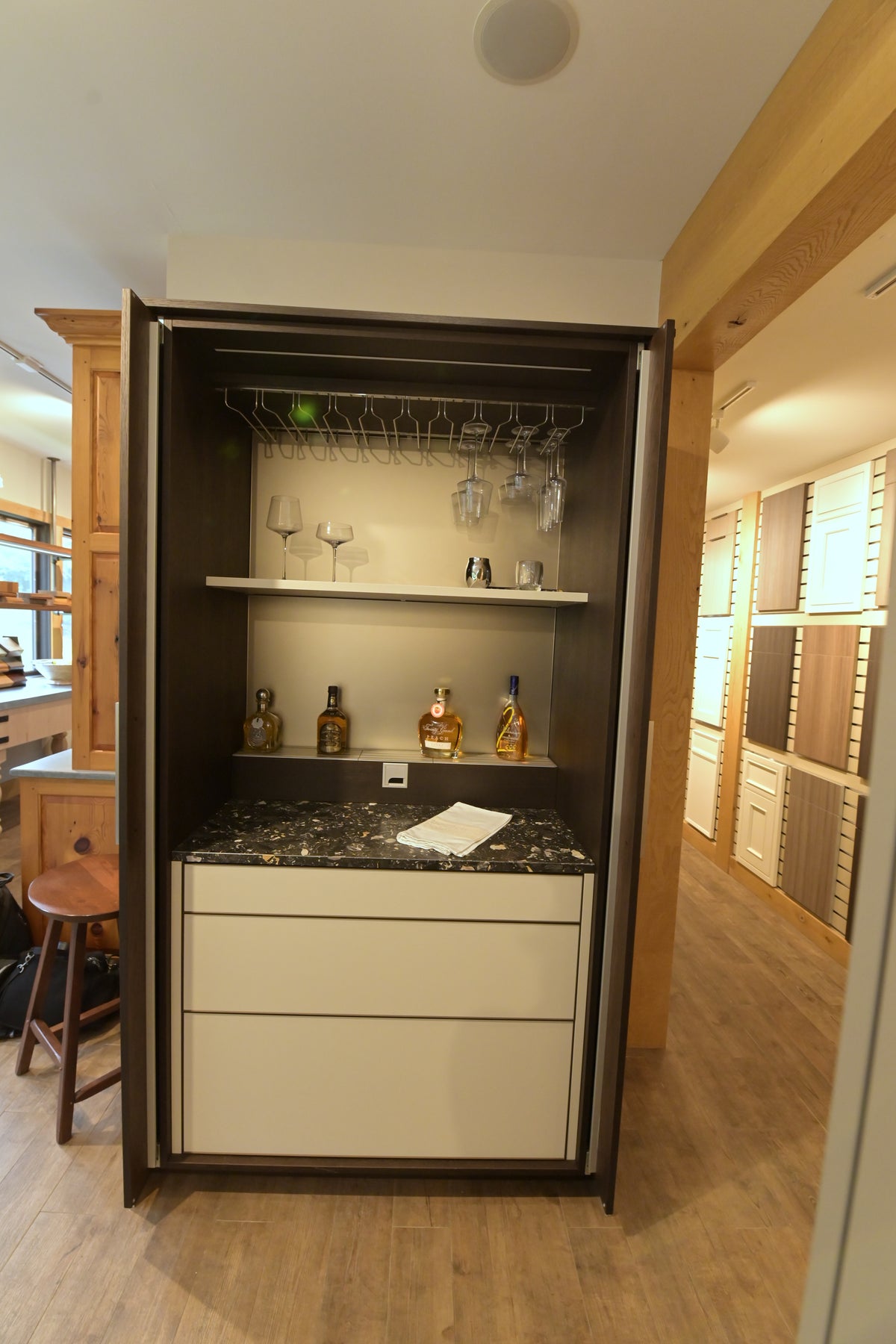 Poggenpohl Modern Kitchen with +MODO Island, +SEGMENTO Cabinetry & +STAGE Bar