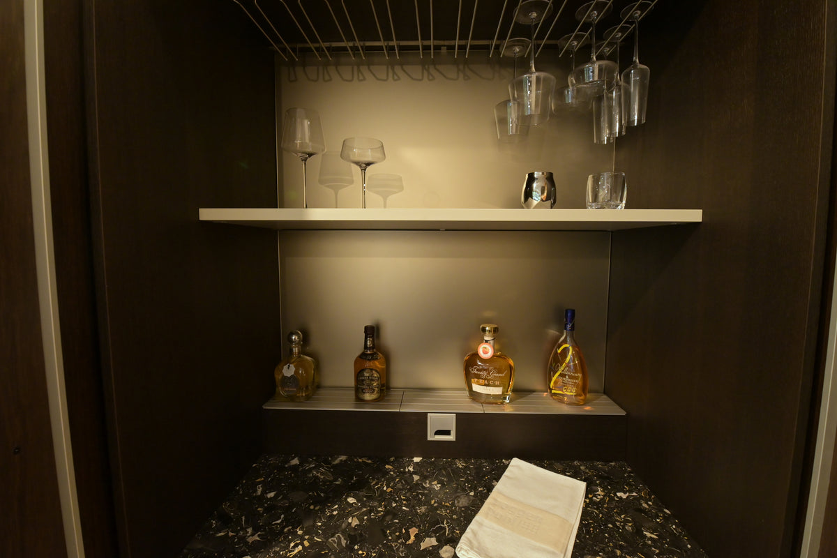 Poggenpohl Modern Kitchen with +MODO Island, +SEGMENTO Cabinetry & +STAGE Bar