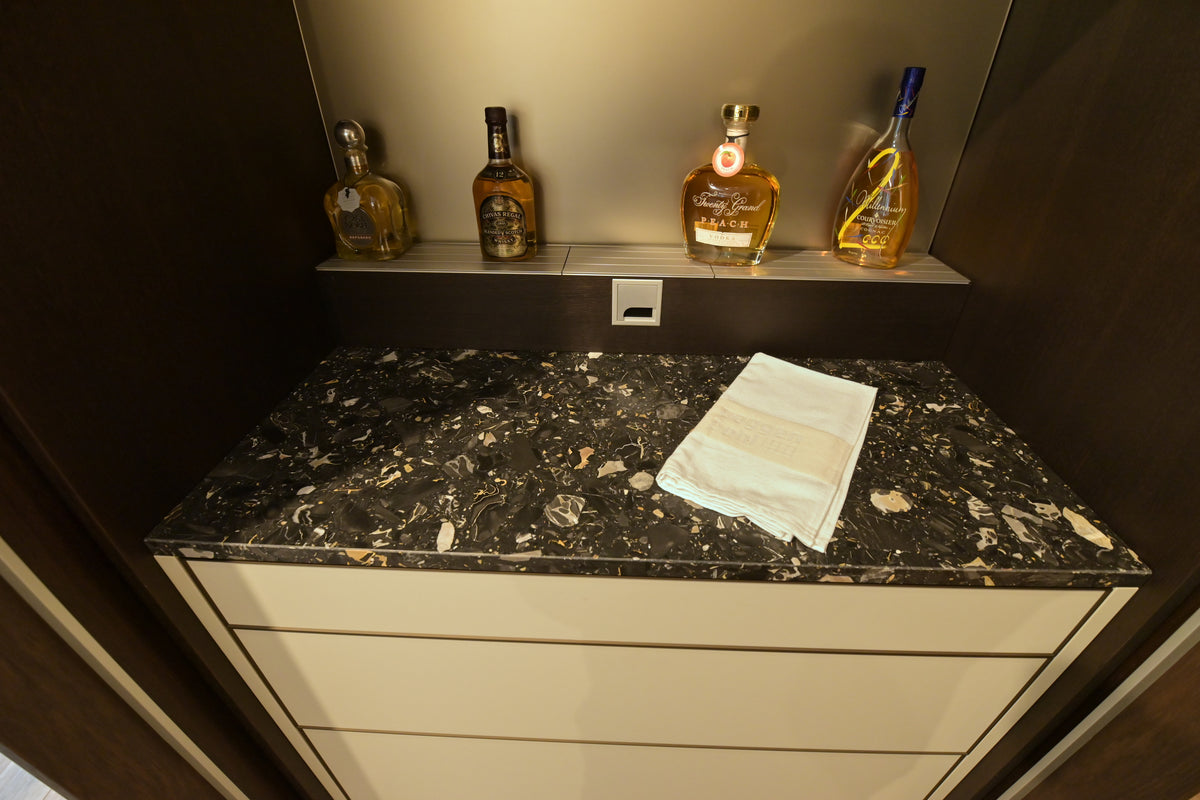 Poggenpohl Modern Kitchen with +MODO Island, +SEGMENTO Cabinetry & +STAGE Bar