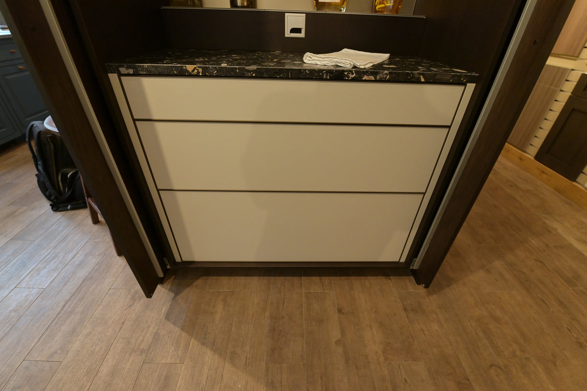 Poggenpohl Modern Kitchen with +MODO Island, +SEGMENTO Cabinetry & +STAGE Bar