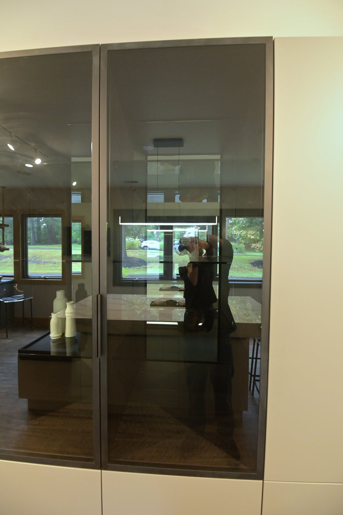 Poggenpohl Modern Kitchen with +MODO Island, +SEGMENTO Cabinetry & +STAGE Bar
