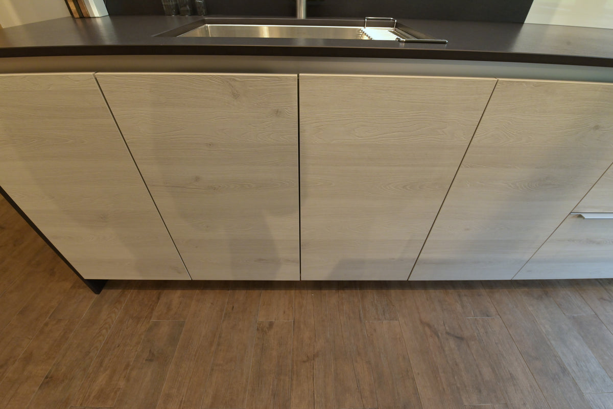 Poggenpohl Modern Kitchen with +MODO Island, +SEGMENTO Cabinetry & +STAGE Bar