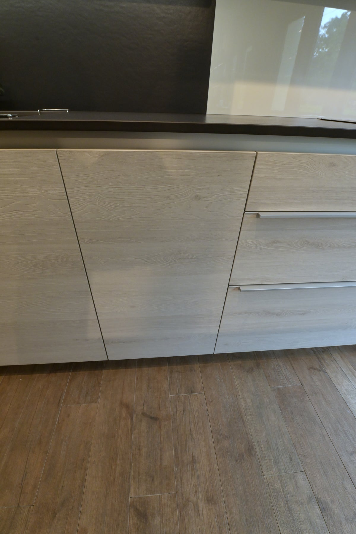 Poggenpohl Modern Kitchen with +MODO Island, +SEGMENTO Cabinetry & +STAGE Bar