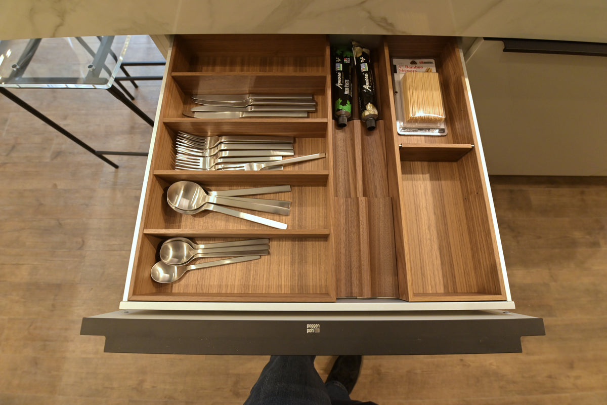 Poggenpohl Modern Kitchen with +MODO Island, +SEGMENTO Cabinetry & +STAGE Bar
