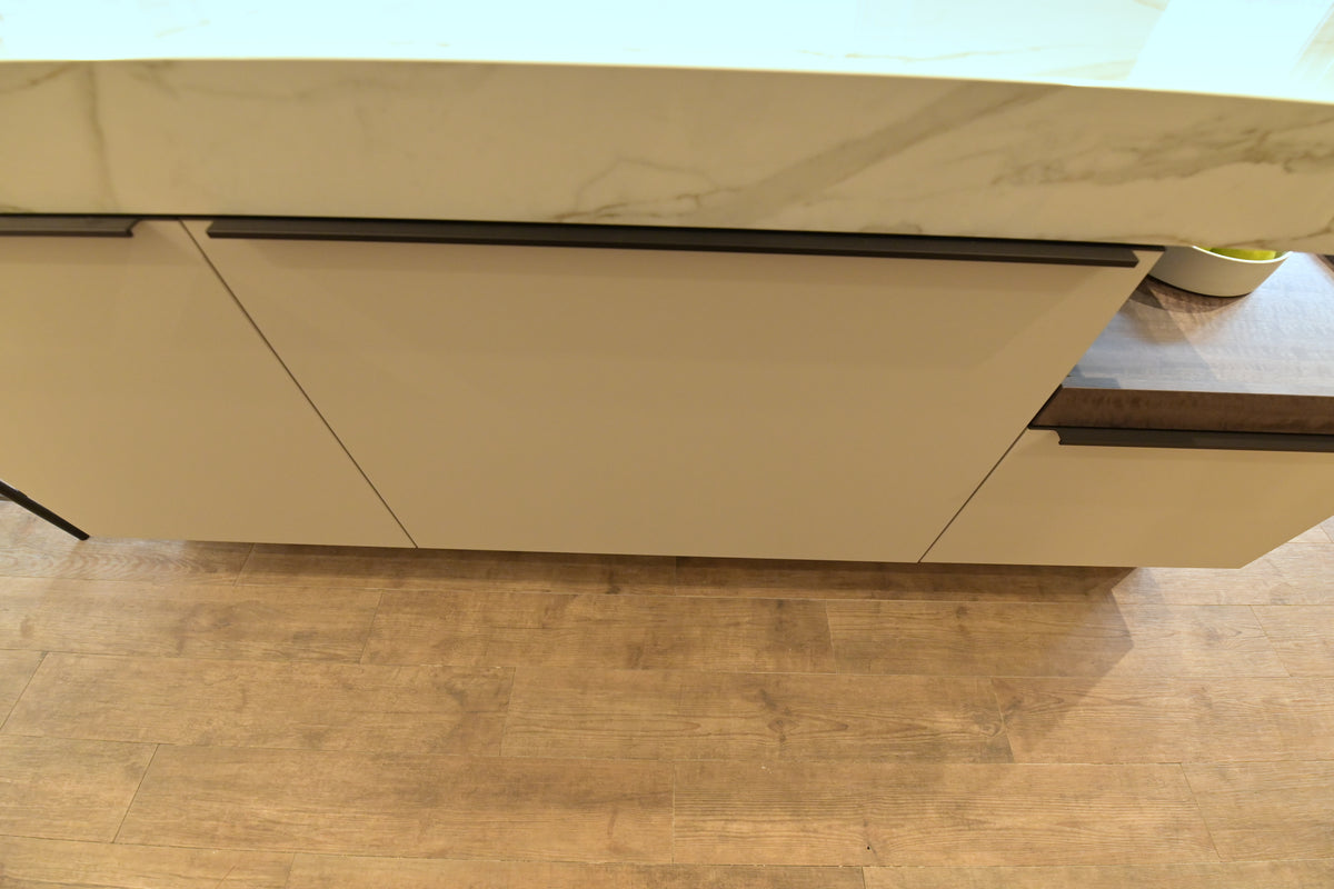 Poggenpohl Modern Kitchen with +MODO Island, +SEGMENTO Cabinetry & +STAGE Bar