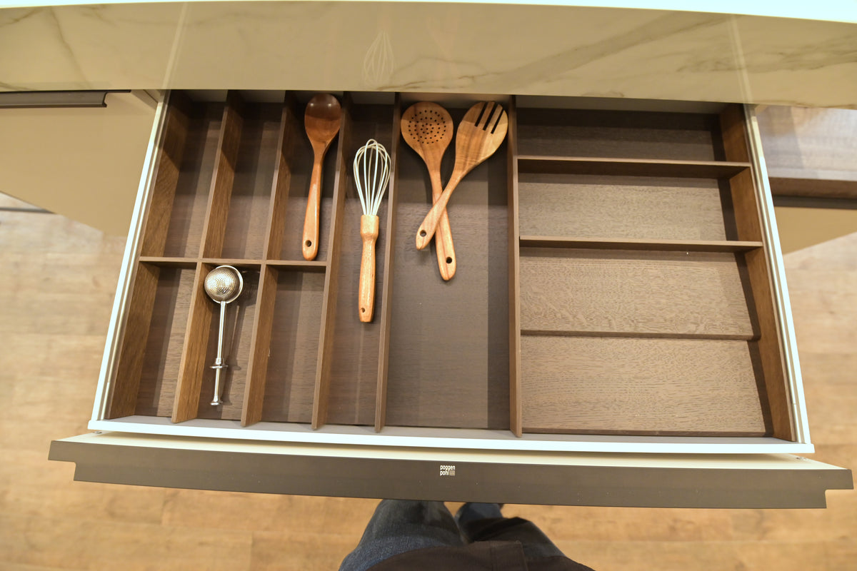 Poggenpohl Modern Kitchen with +MODO Island, +SEGMENTO Cabinetry & +STAGE Bar