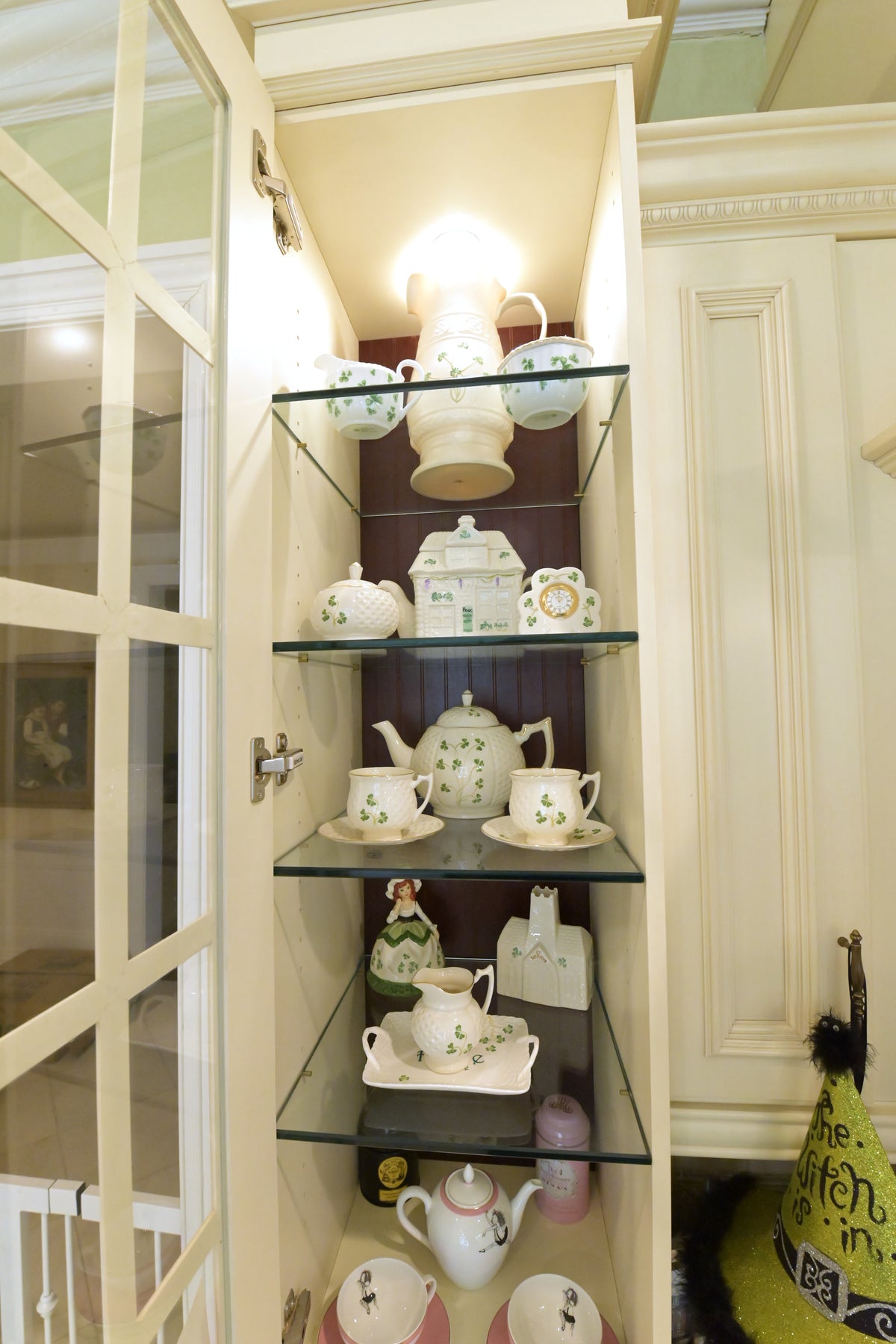 Kitchen Craft Traditional Light Cream Kitchen with Island & Appliances