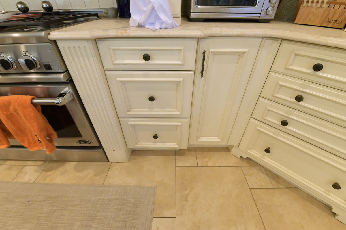 Kitchen Craft Traditional Light Cream Kitchen with Island & Appliances
