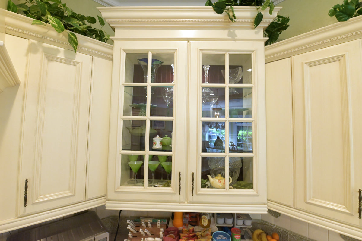 Kitchen Craft Traditional Light Cream Kitchen with Island & Appliances