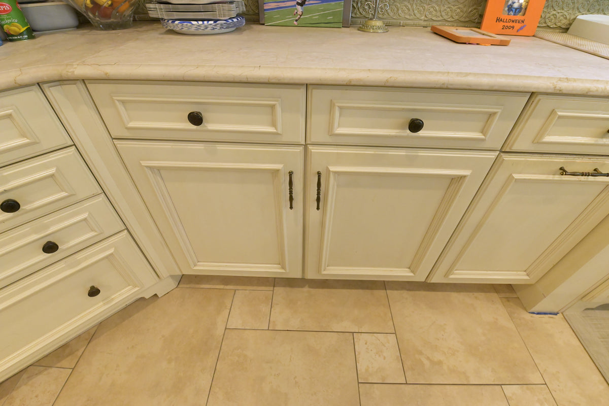 Kitchen Craft Traditional Light Cream Kitchen with Island & Appliances