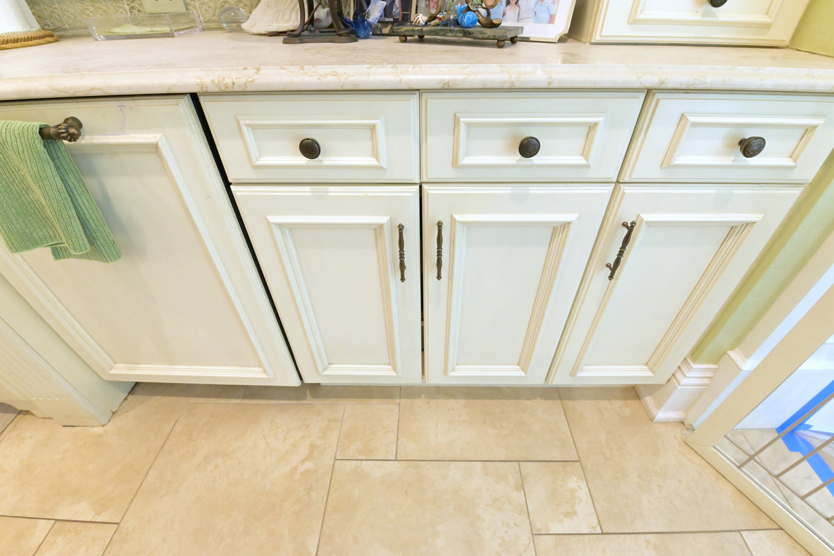 Kitchen Craft Traditional Light Cream Kitchen with Island & Appliances