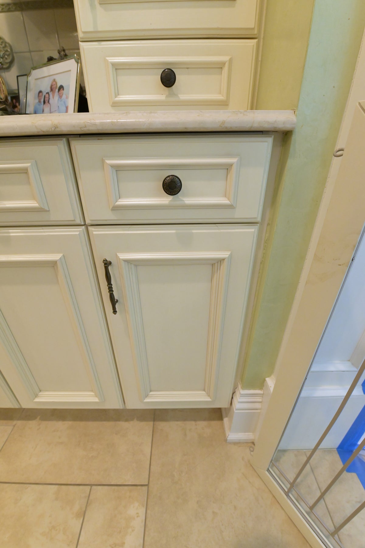 Kitchen Craft Traditional Light Cream Kitchen with Island & Appliances