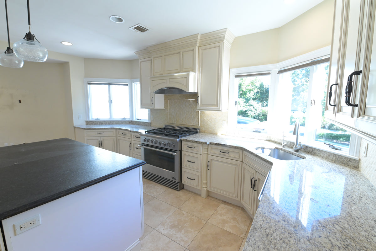 Fabuwood Off White Traditional Kitchen with Island & Appliances