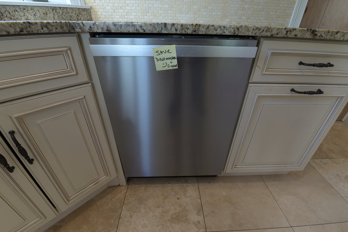 Fabuwood Off White Traditional Kitchen with Island & Appliances