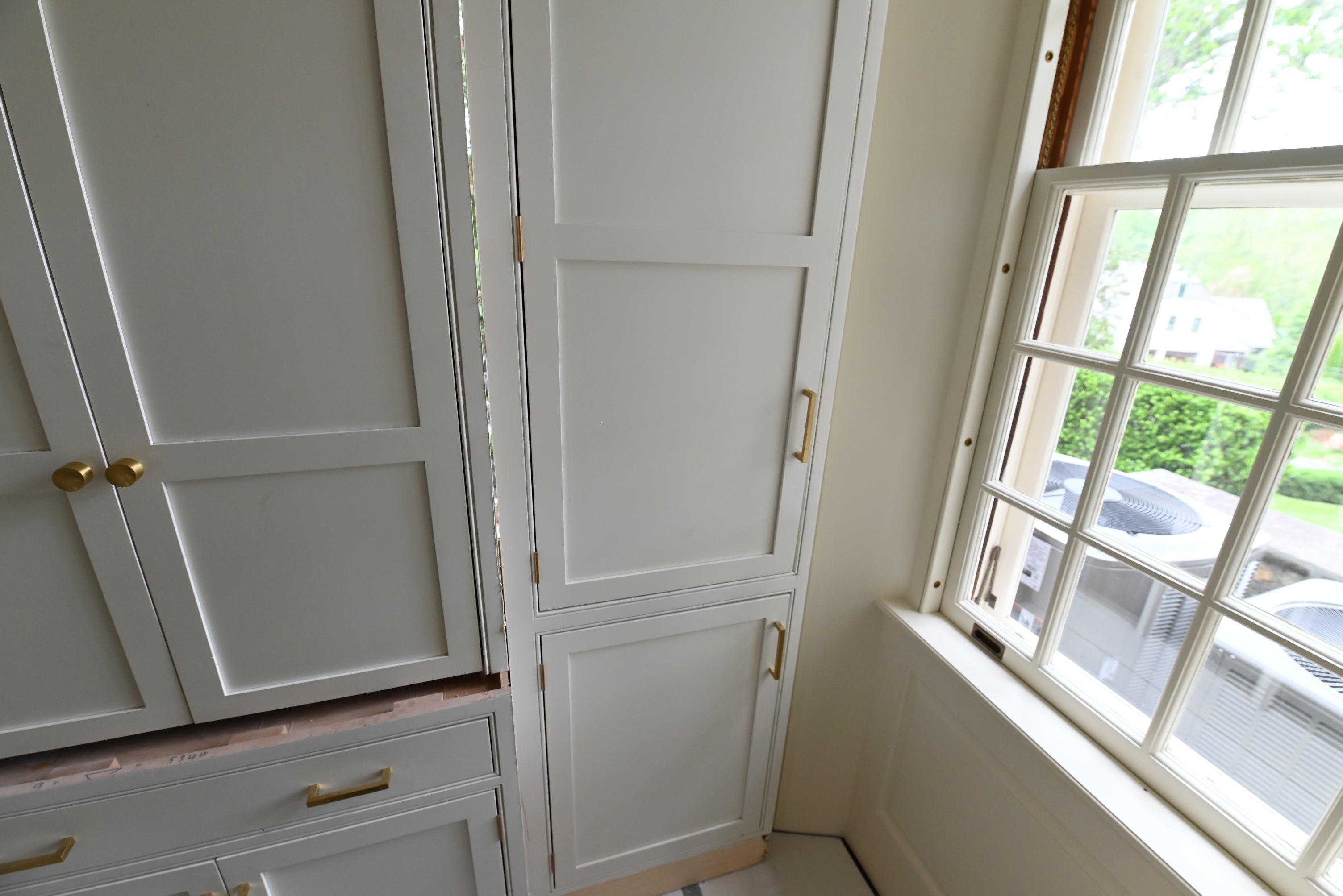 Prevo Transitional White Complete Kitchen Cabinets with Brown Wooden Island