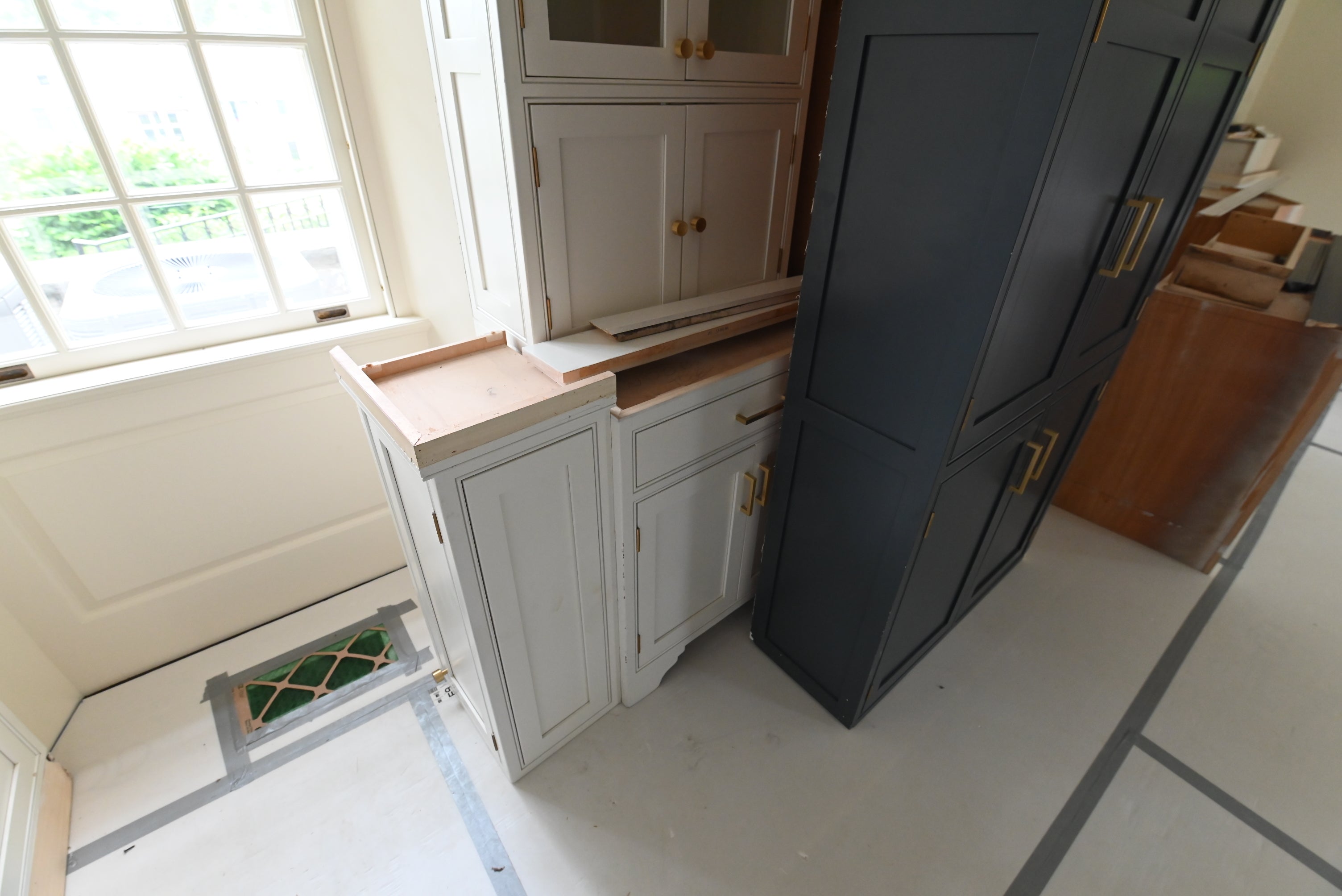 Prevo Transitional White Complete Kitchen Cabinets with Brown Wooden Island