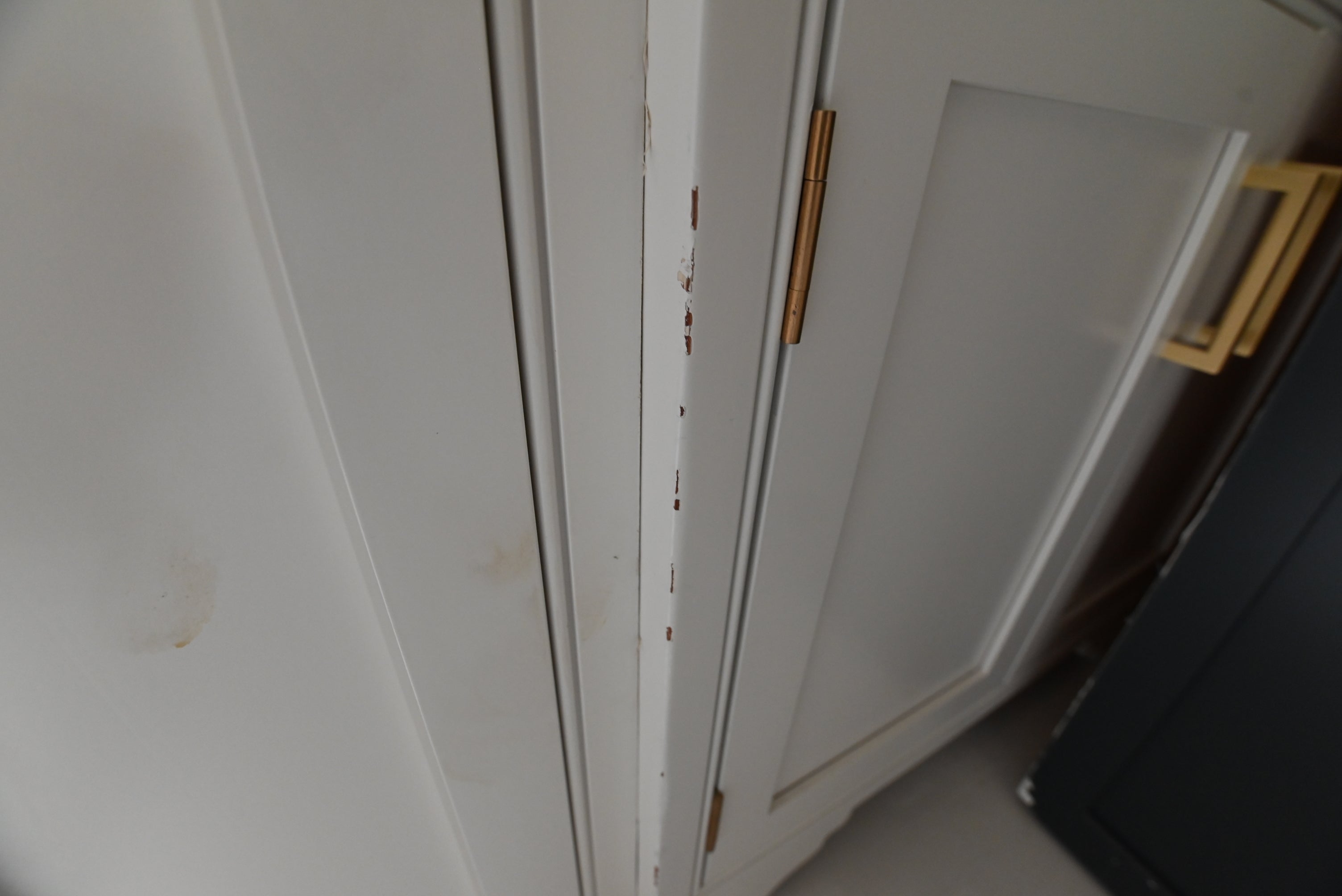 Prevo Transitional White Complete Kitchen Cabinets with Brown Wooden Island